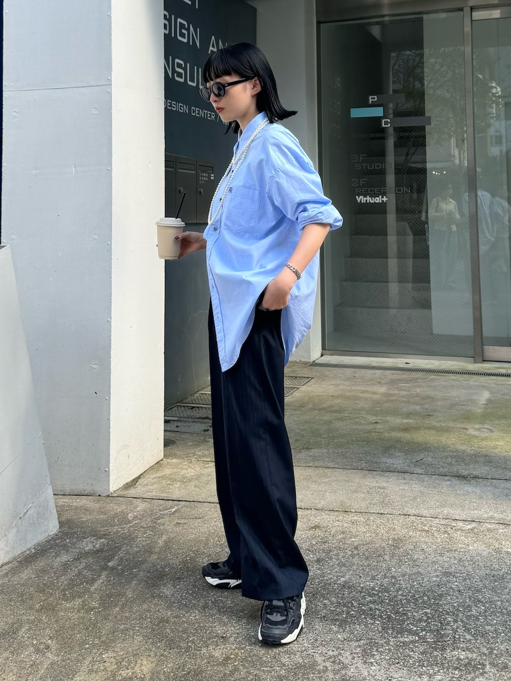 「秋服準備はじめました、シャツスタイル、休日スタイル、スニーカー、秋コーデ、シンプルスタイル、ワントーン、ブルーコーデ、スラックス、ストライプ、ストライプパンツ、FREDY&GLOSTER、低身長コーデ、パールネックレス、ロングネックレス」｜「fredy emueのFR刺繍ベーシックシャツ（シャツ/ブラウス、ブルー系）」を使った、スダサチカさん（レディース・155cm）の秋コーディネートの3枚目の写真