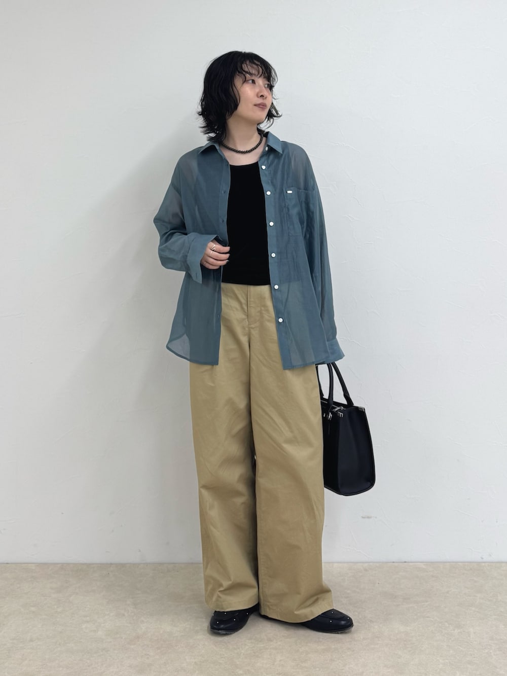 ベージュ系のその他パンツ、ブラック系のボストンバッグ、ブルー系のシャツ/ブラウスを着用したレディースの夏コーディネートの5枚目の写真