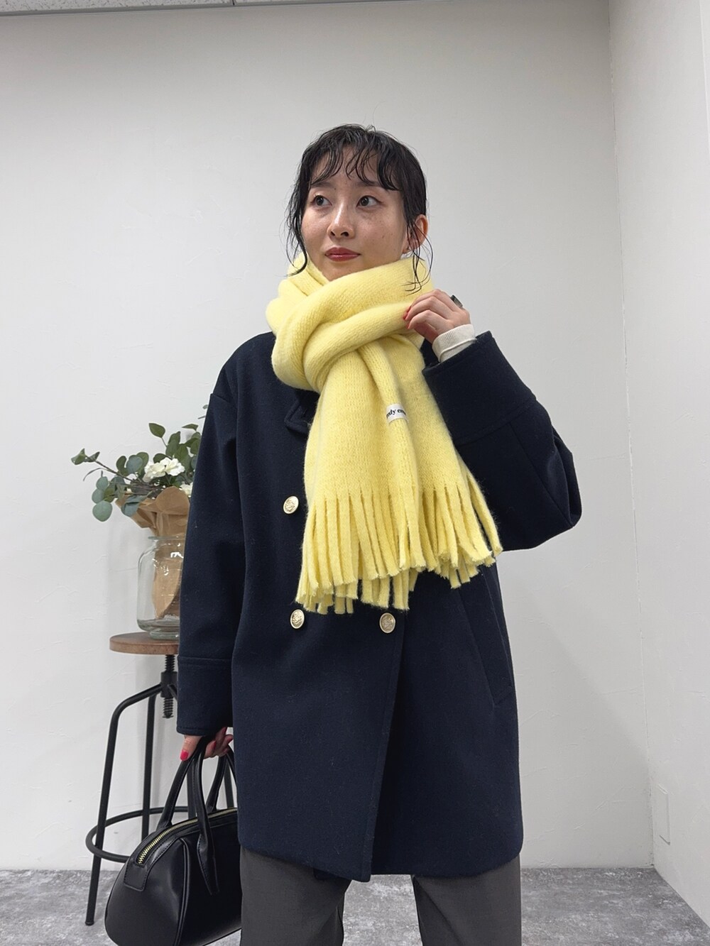 「クリスマスに着たい服、ブーツ、ニット、冬コーデ、休日スタイル、きれいめカジュアル、オトナカジュアル、カジュアルコーデ、ピーコート、アウター、アウターコーデ、スラックス、マフラー、FREDY&GLOSTER、低身長コーデ」｜「fredy emueのFR刺繍スウェットニットプルオーバー（ニット/セーター、ホワイト系）」を使った、スダサチカさん（レディース・155cm）の冬コーディネートの6枚目の写真