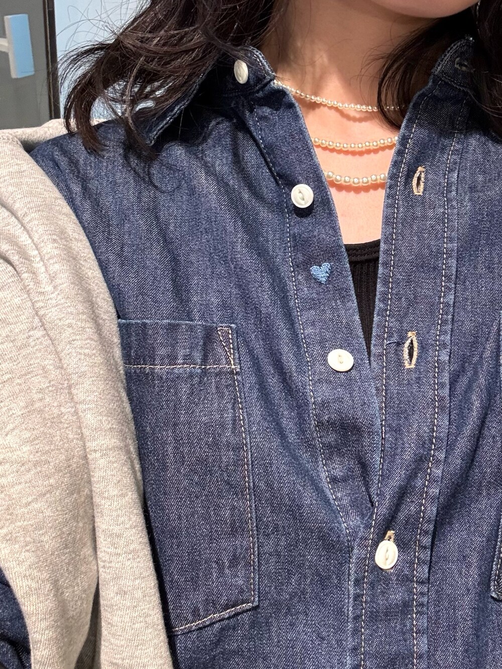 グレー系のスウェット、ブラック系のその他パンツ、ブラック系のショルダーバッグを着用したレディースの春コーディネートの8枚目の写真