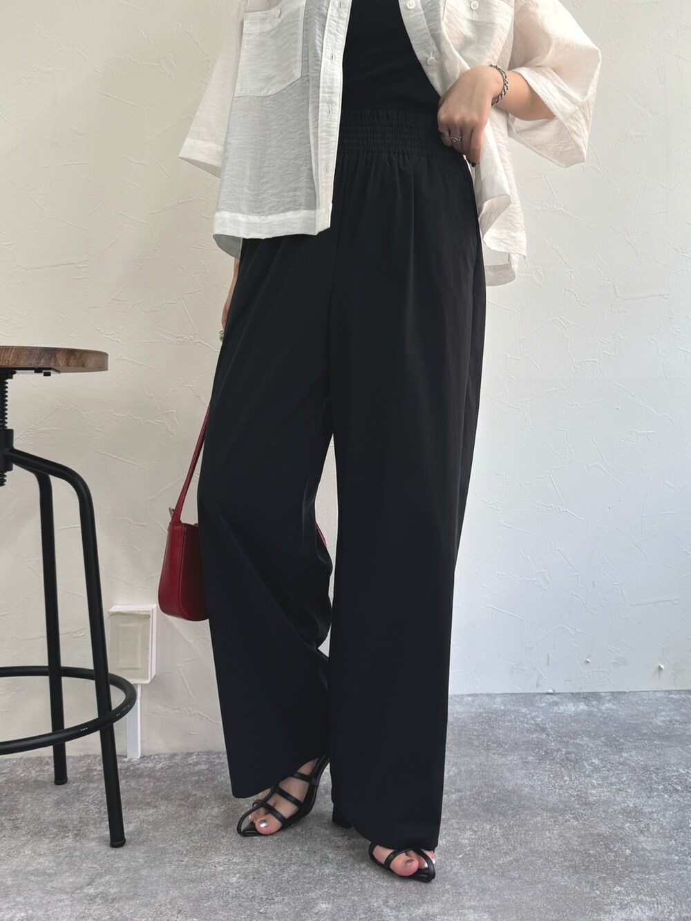 ホワイト系のシャツ/ブラウス、ブラック系のその他パンツ、ブラック系のサンダルを着用したレディースの夏コーディネートの5枚目の写真