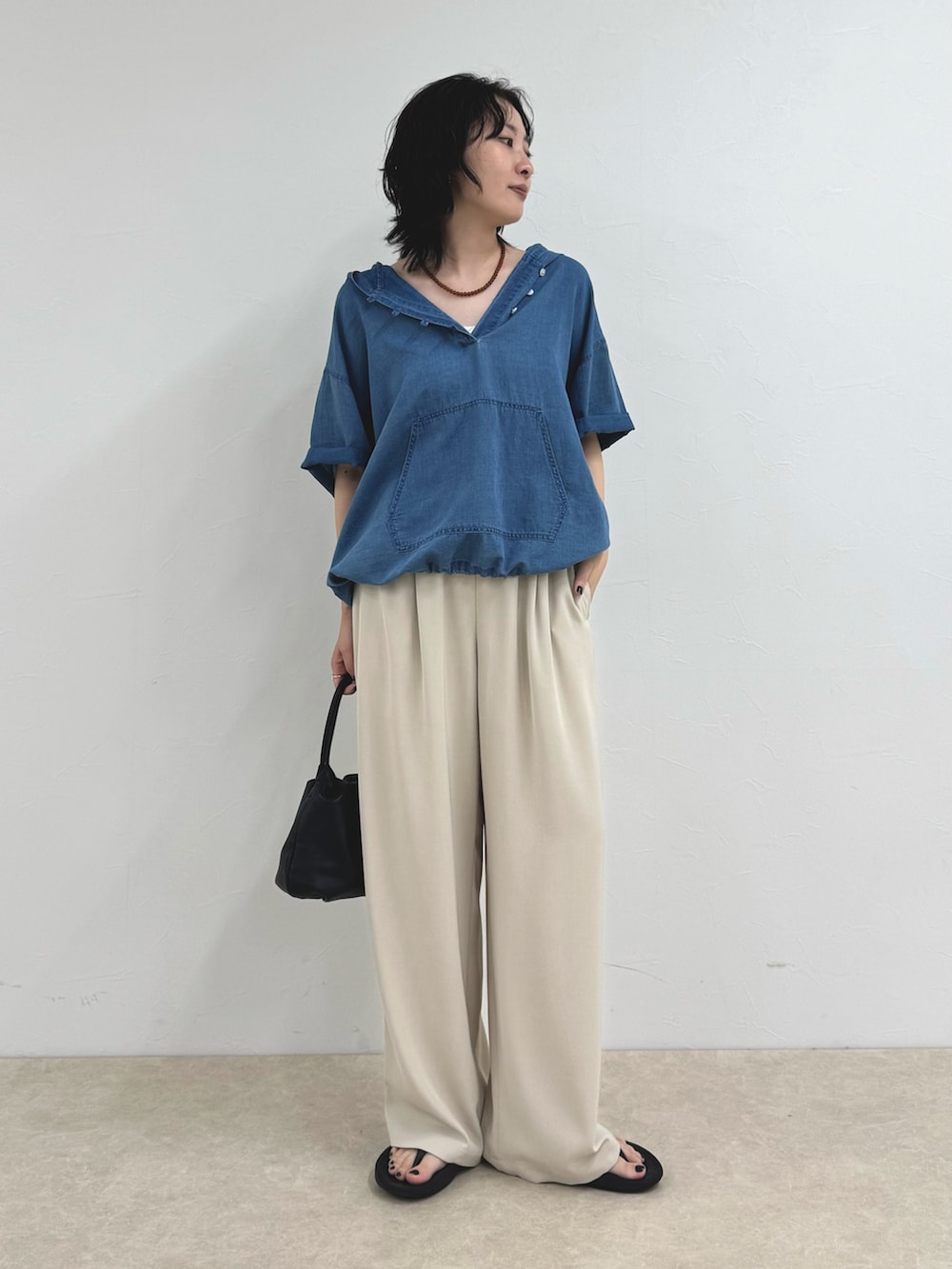 ブルー系のシャツ/ブラウス、ベージュ系のその他パンツ、ブラック系のサンダルを着用したレディースの夏コーディネートの2枚目の写真