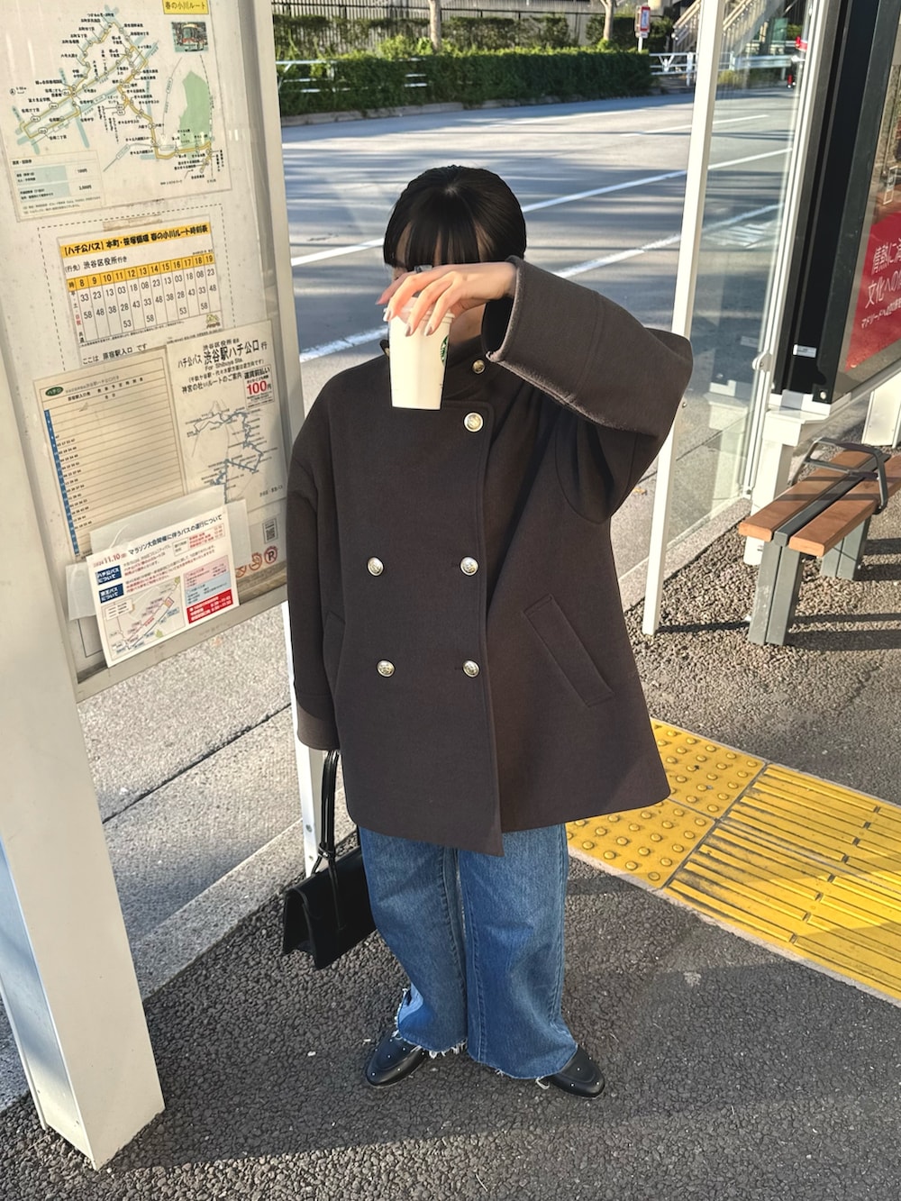 「お出かけコーデ、冬アウター、デニム、クリスマスに着たい服、冬コーデ、休日スタイル、秋冬コーデ、ピーコート、デニムパンツ、オペラシューズ、シンプルコーデ、オトナカジュアル、FREDY&GLOSTER、低身長コーデ、グレー」｜「fredy emueのウール混ミドル丈Pコート（ピーコート、グレー系）」を使った、スダサチカさん（レディース・155cm）の冬コーディネートの3枚目の写真