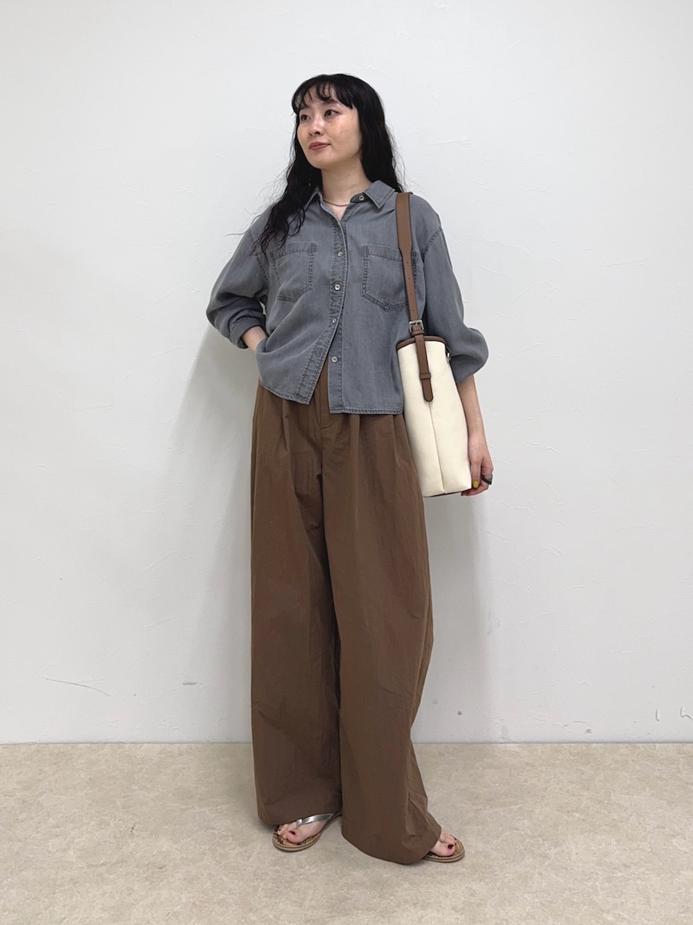 グレー系のシャツ/ブラウス、ブラウン系のその他パンツ、ホワイト系のショルダーバッグを着用したレディースの春コーディネートの6枚目の写真