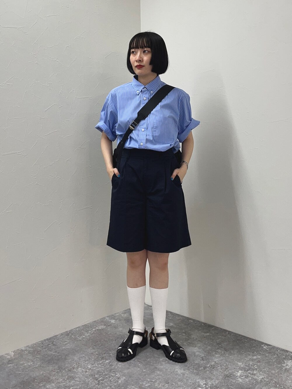 ブルー系のシャツ/ブラウス、ブルー系のその他パンツ、ブラック系のショルダーバッグを着用したレディースの夏コーディネートの2枚目の写真