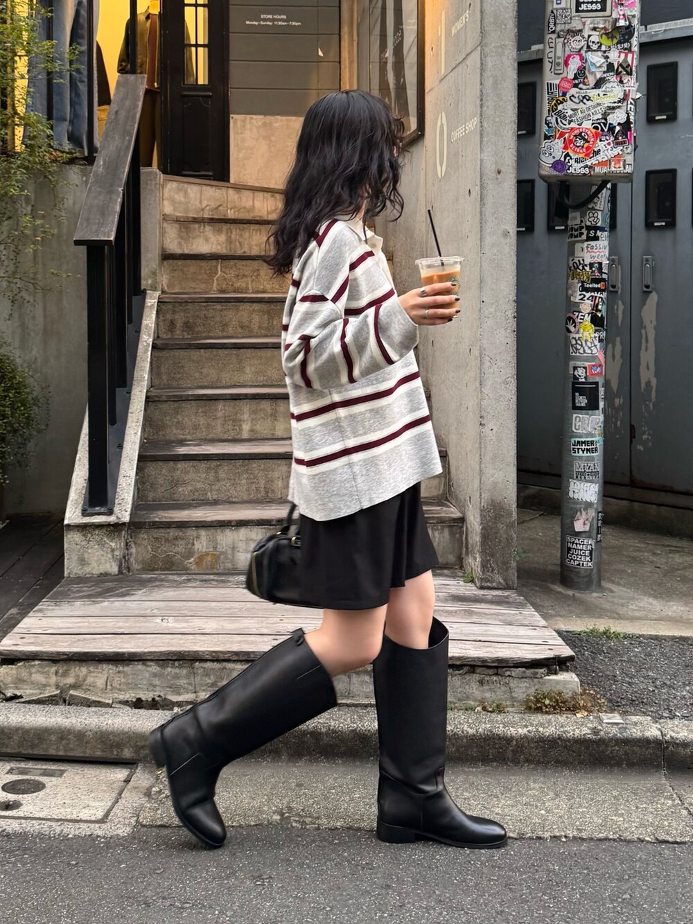 グレー系のニット/セーター、ブラック系のショルダーバッグを着用したレディースの秋コーディネートの3枚目の写真