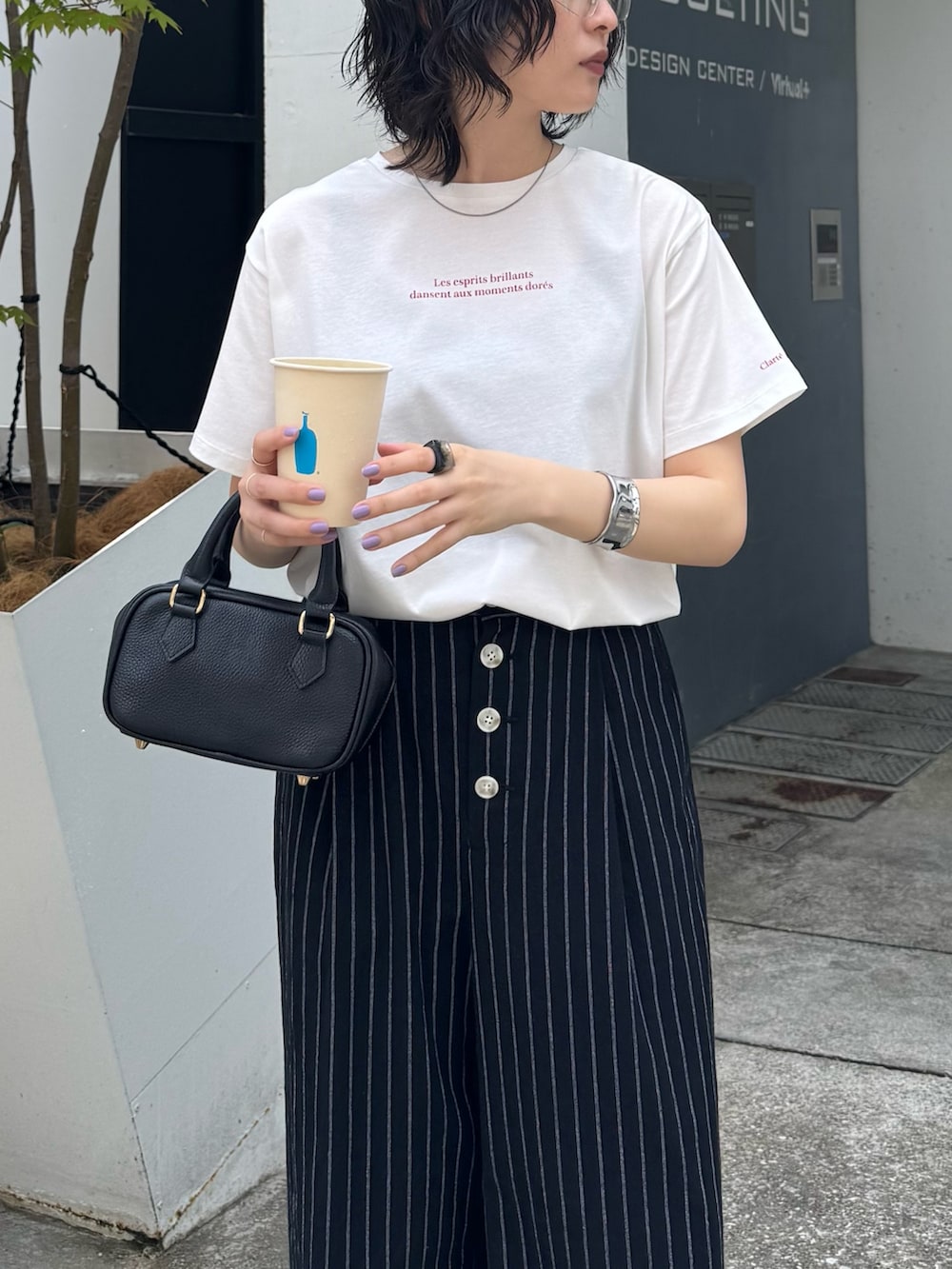 ホワイト系のTシャツ/カットソー、ブラック系のその他パンツを着用したレディースの夏コーディネートの3枚目の写真