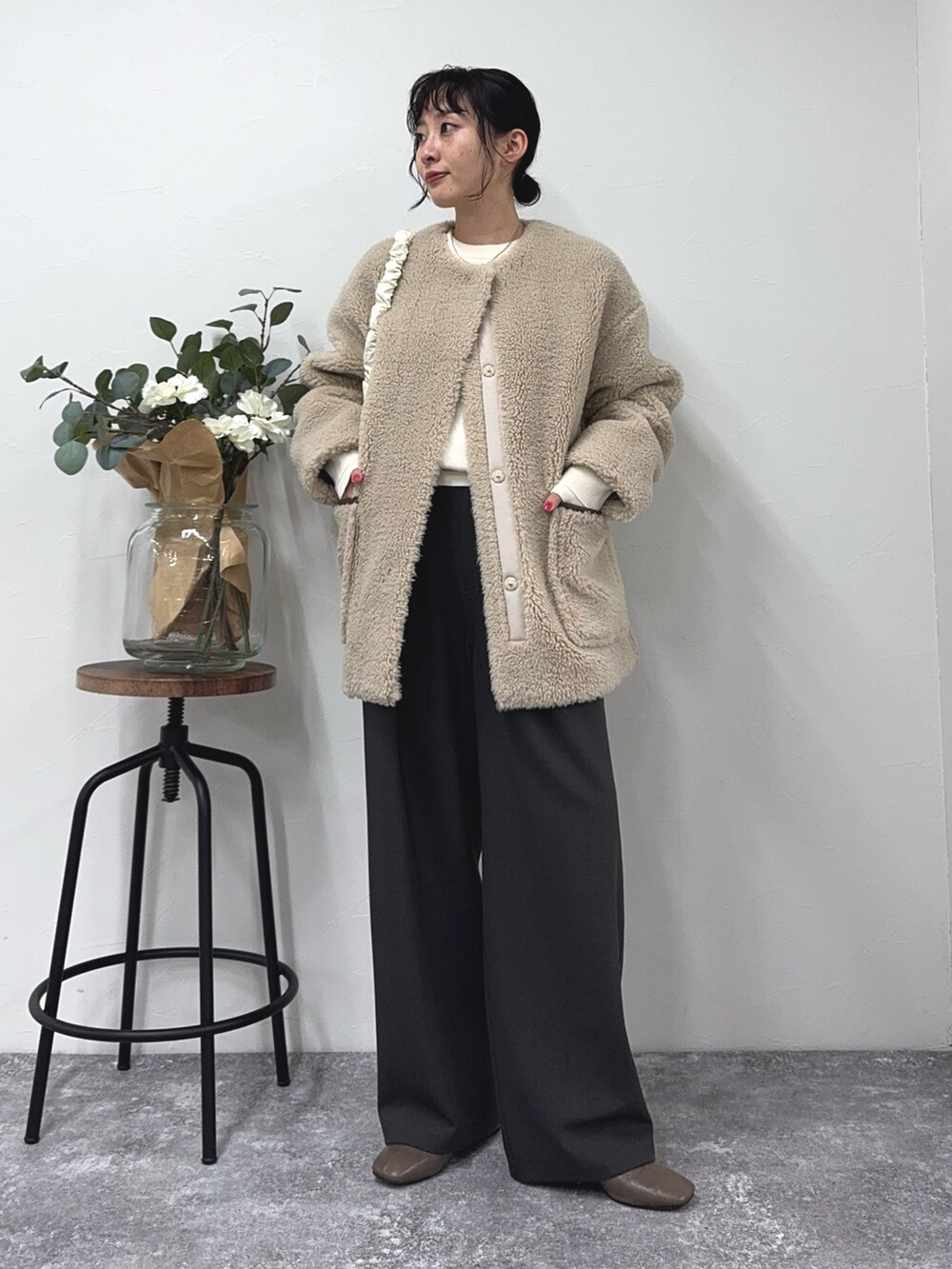 「冬コーデ、クリスマスに着たい服、ニット、休日スタイル、きれいめカジュアル、スラックス、ボア、ボアコート、ボアジャケット、ショルダーバッグ、ブーツ、シンプルコーデ、FREDY&GLOSTER、低身長コーデ、アウター」｜「fredy emueのボアミドル丈コート（ノーカラーコート、ベージュ系）」を使った、スダサチカさん（レディース・155cm）の冬コーディネートの4枚目の写真
