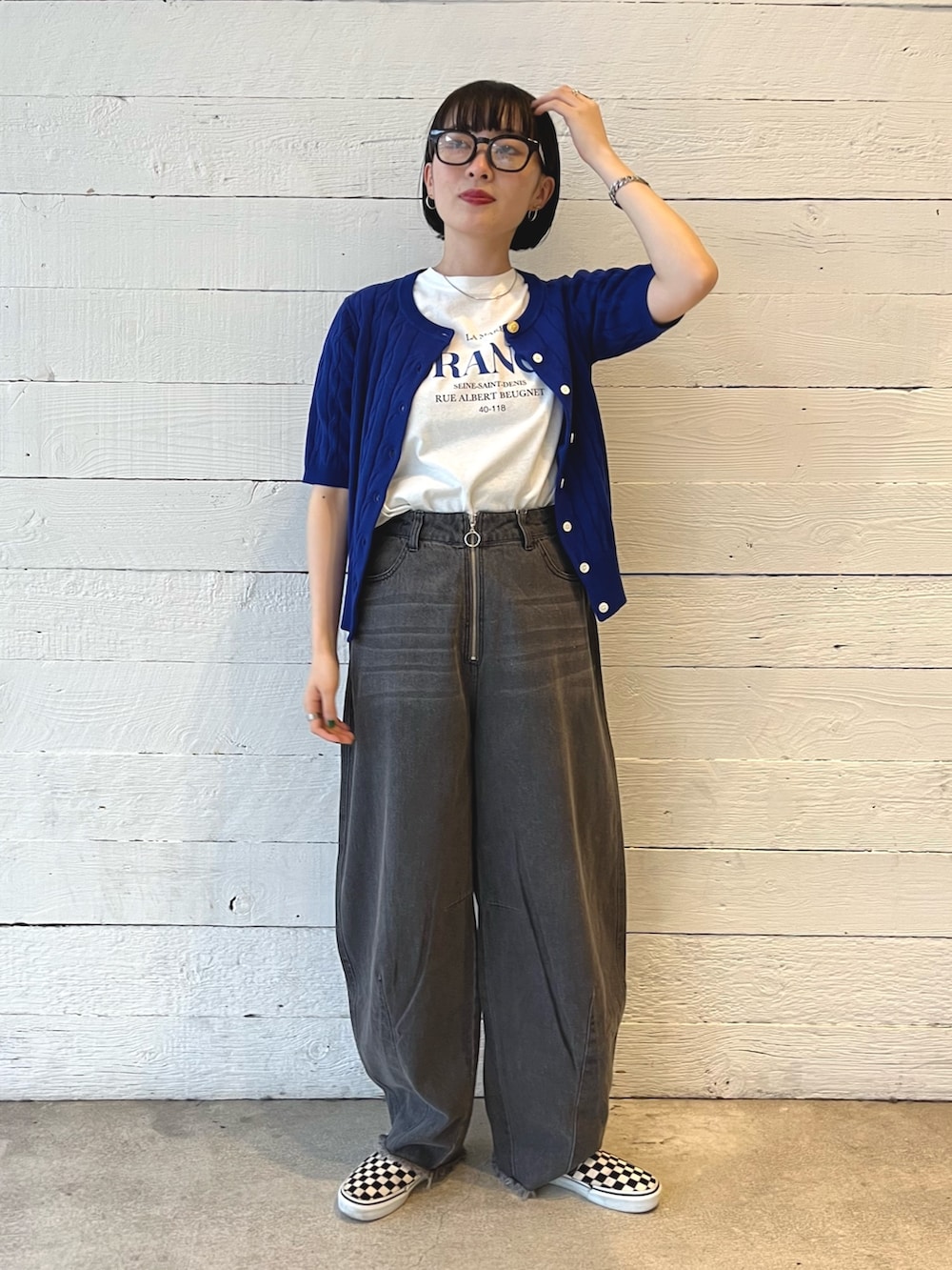 「春コーデ、シンプルコーデ、デニム、カーディガン、ロゴT、半袖カーディガン、ステンレスアクセサリー、スニーカーコーデ、ブラックデニム、カーブパンツ、メガネ女子、伊達メガネ、ブルーコーデ、シンフルコーデ、大人カジュアル」｜「fredy emueのロゴプリント半袖Tシャツ（Tシャツ/カットソー、ブルー系）」を使った、スダサチカさん（レディース・155cm）の春コーディネートの2枚目の写真