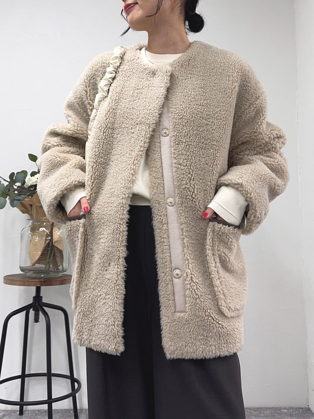 「冬コーデ、クリスマスに着たい服、ニット、休日スタイル、きれいめカジュアル、スラックス、ボア、ボアコート、ボアジャケット、ショルダーバッグ、ブーツ、シンプルコーデ、FREDY&GLOSTER、低身長コーデ、アウター」｜「fredy emueのボアミドル丈コート（ノーカラーコート、ベージュ系）」を使った、スダサチカさん（レディース・155cm）の冬コーディネートの6枚目の写真