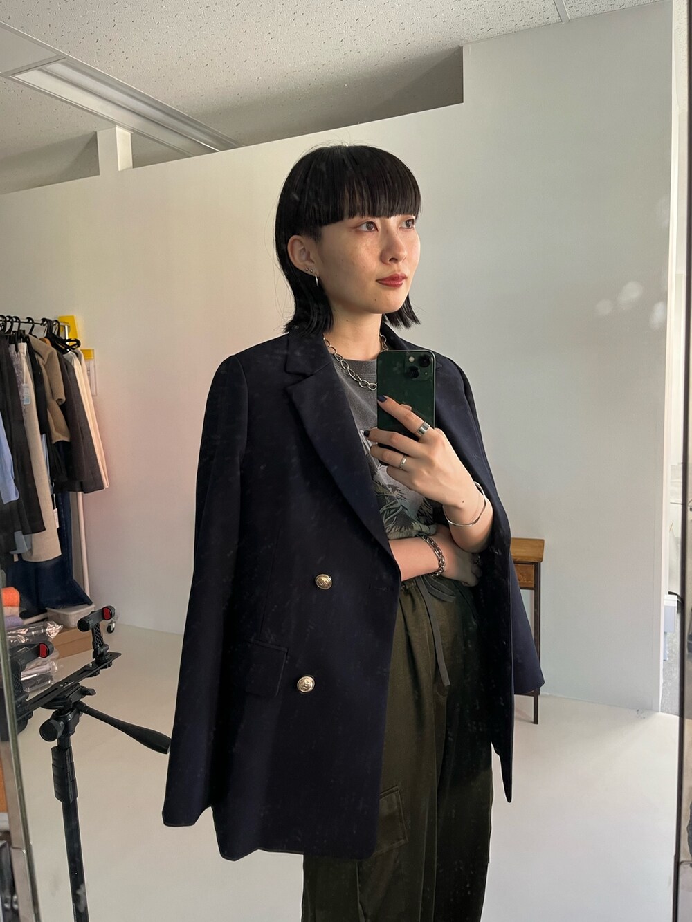 ブルー系のテーラードジャケット、グレー系のTシャツ/カットソー、グリーン系のカーゴパンツを着用したレディースの秋コーディネートの2枚目の写真