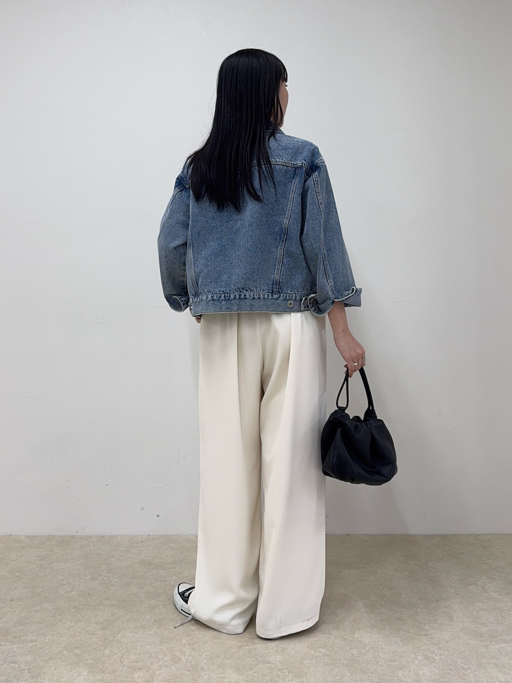 ブルー系のデニムジャケット、ホワイト系のその他パンツを着用したレディースの冬コーディネートの4枚目の写真