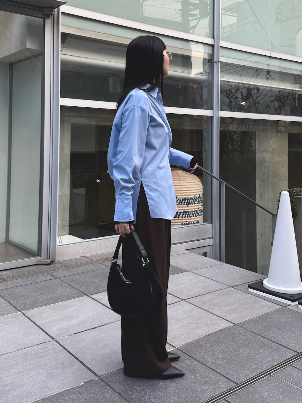 ブルー系のシャツ/ブラウス、ブラック系のその他トップス、ブラウン系のその他パンツを着用したレディースの冬コーディネートの4枚目の写真