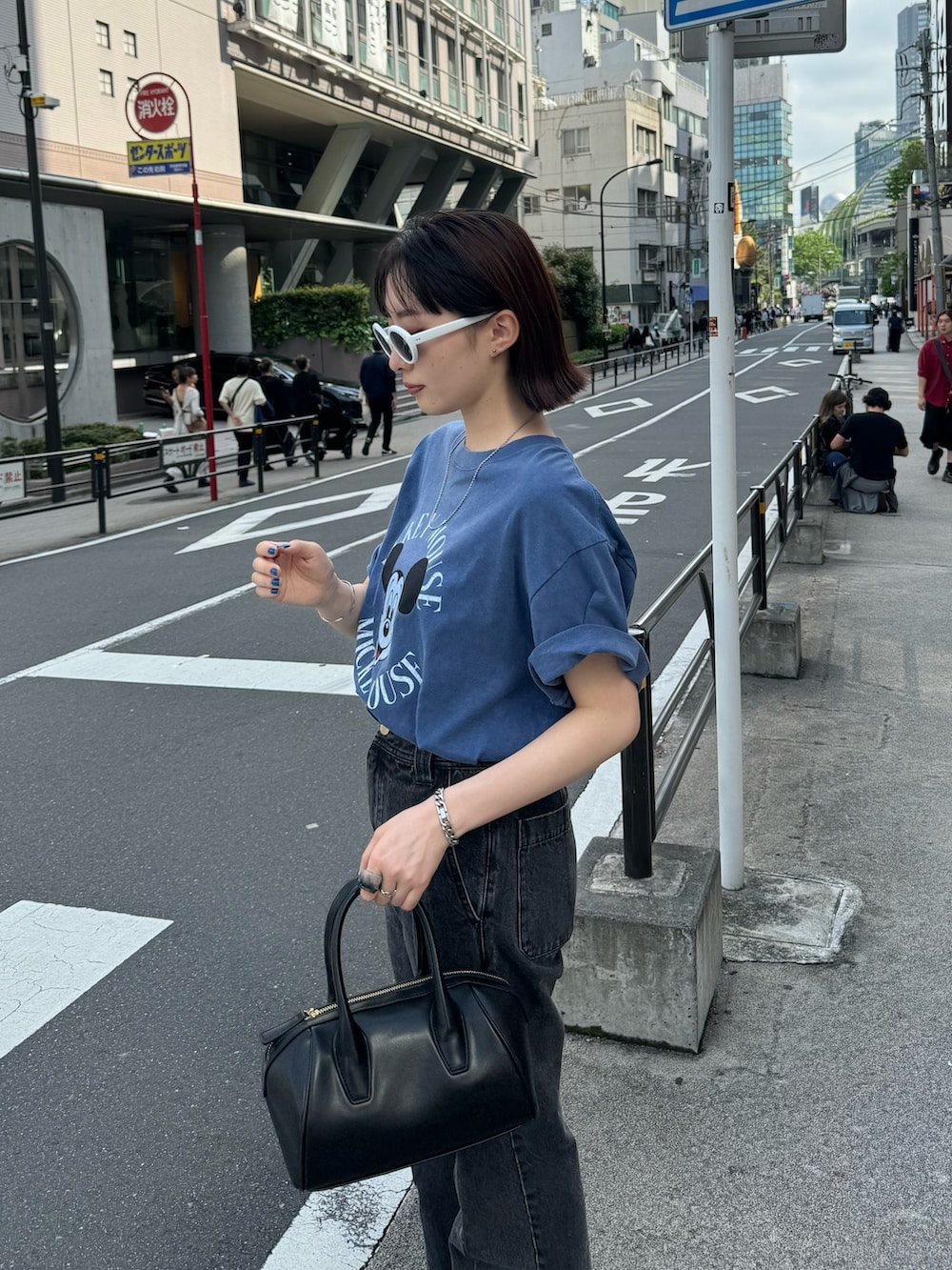 「デニム、メガネ女子、春夏コーデ、休日スタイル、シンプルコーデ、サングラス、低身長コーデ、グルカサンダル、パンツスタイル、Tシャツ、GOOD ROCK SPEED、ミッキー、ブラックデニム、FREDY&GLOSTER、オトナカジュアル」｜「GOOD ROCK SPEEDの【GOOD ROCK SPEED/グッドロックスピード】MICKEY Tシャツ（Tシャツ/カットソー、ブルー系）」を使った、スダサチカさん（レディース・155cm）の春コーディネートの5枚目の写真