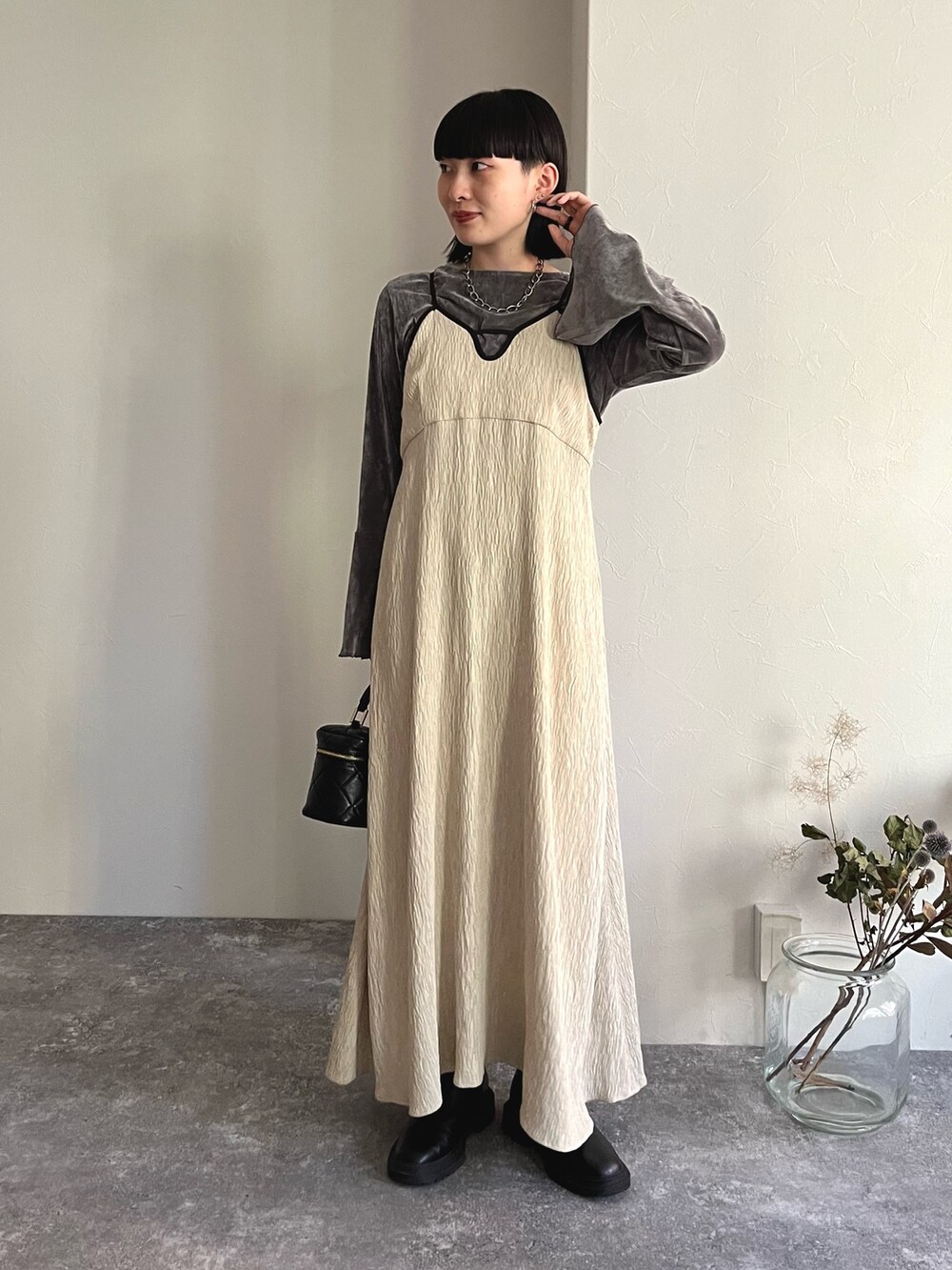 グレー系のTシャツ/カットソー、ベージュ系のワンピースを着用したレディースの秋コーディネートの2枚目の写真