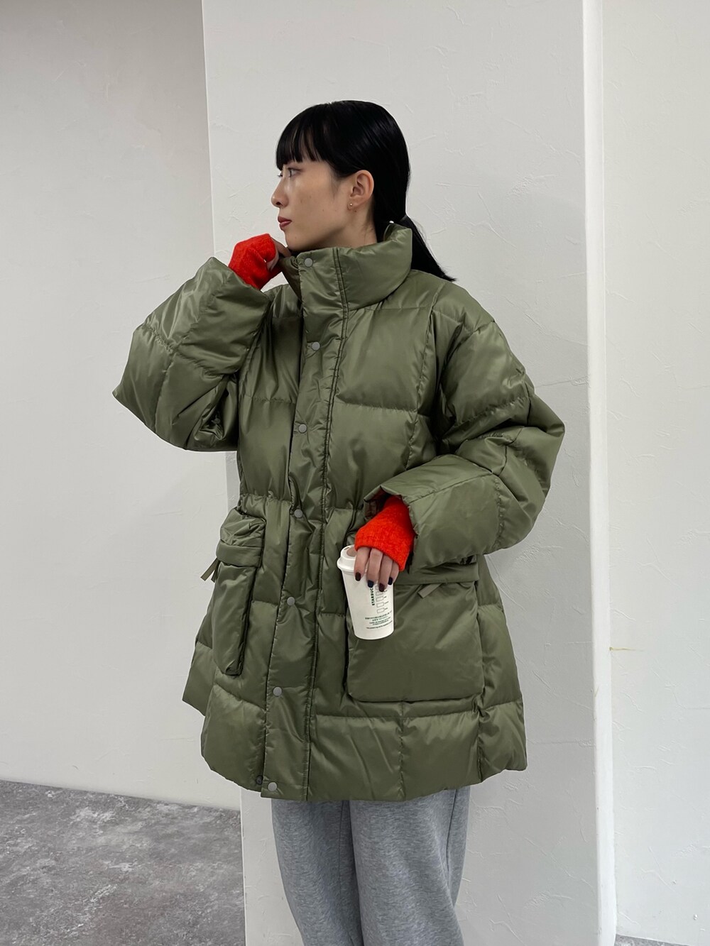 グリーン系のダウンジャケット/コート、グレー系のスウェットパンツ、ベージュ系のブーツを着用したレディースの秋コーディネートの4枚目の写真