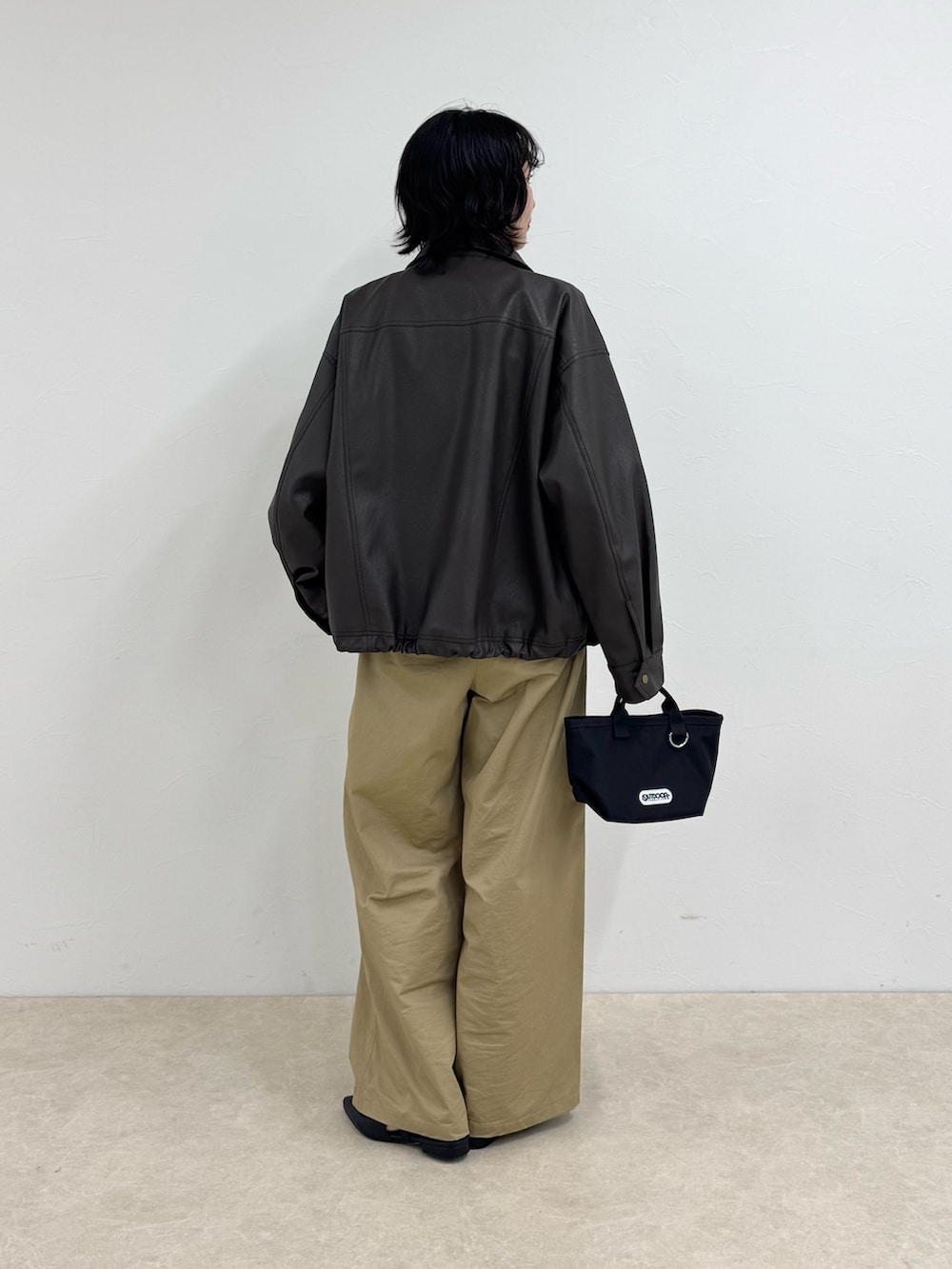 ブラウン系のブルゾン、グレー系のTシャツ/カットソー、ベージュ系のその他パンツを着用したレディースの夏コーディネートの4枚目の写真