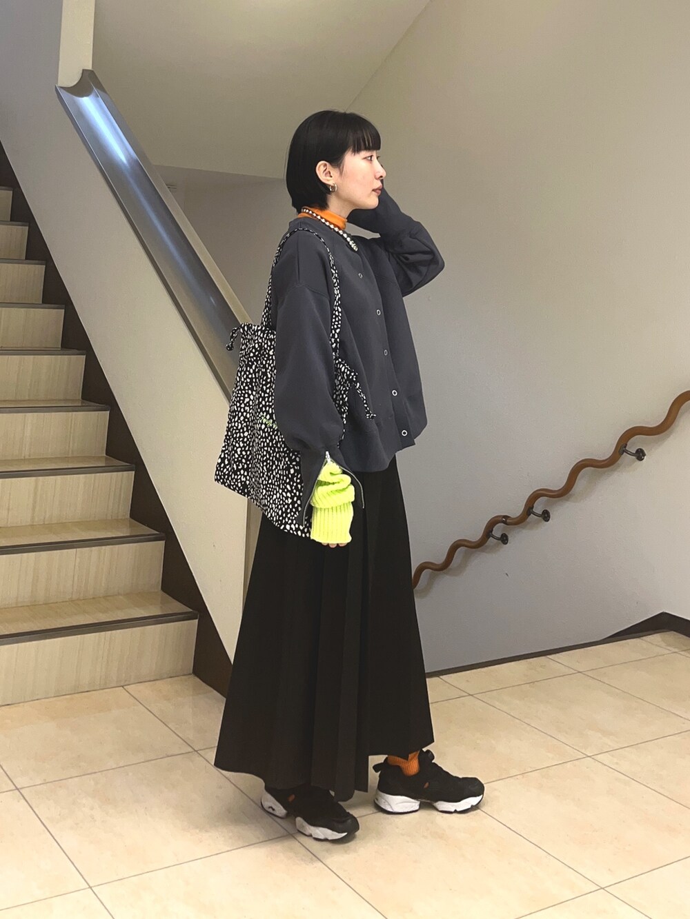 「春色、お出かけコーデ、春服、休日コーデ、カジュアルコーデ、楽チンコーデ、着回しコーデ、低身長、差し色、アームウォーマー、レイヤードスタイル、カーティガン、骨格ナチュラル、スニーカーコーデ、プリーツスカート」｜「fredy emueのポンチ袖口ジップカーディガン（カーディガン/ボレロ、グレー系）」を使った、スダサチカさん（レディース・155cm）の冬コーディネートの2枚目の写真