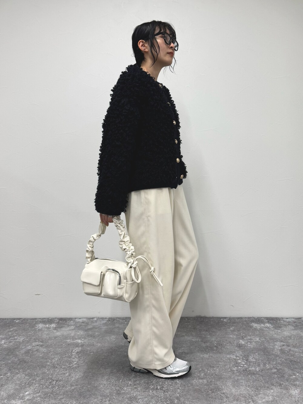 ブルー系のカーディガン/ボレロ、ホワイト系のその他パンツ、ホワイト系のハンドバッグを着用したレディースの冬コーディネートの2枚目の写真