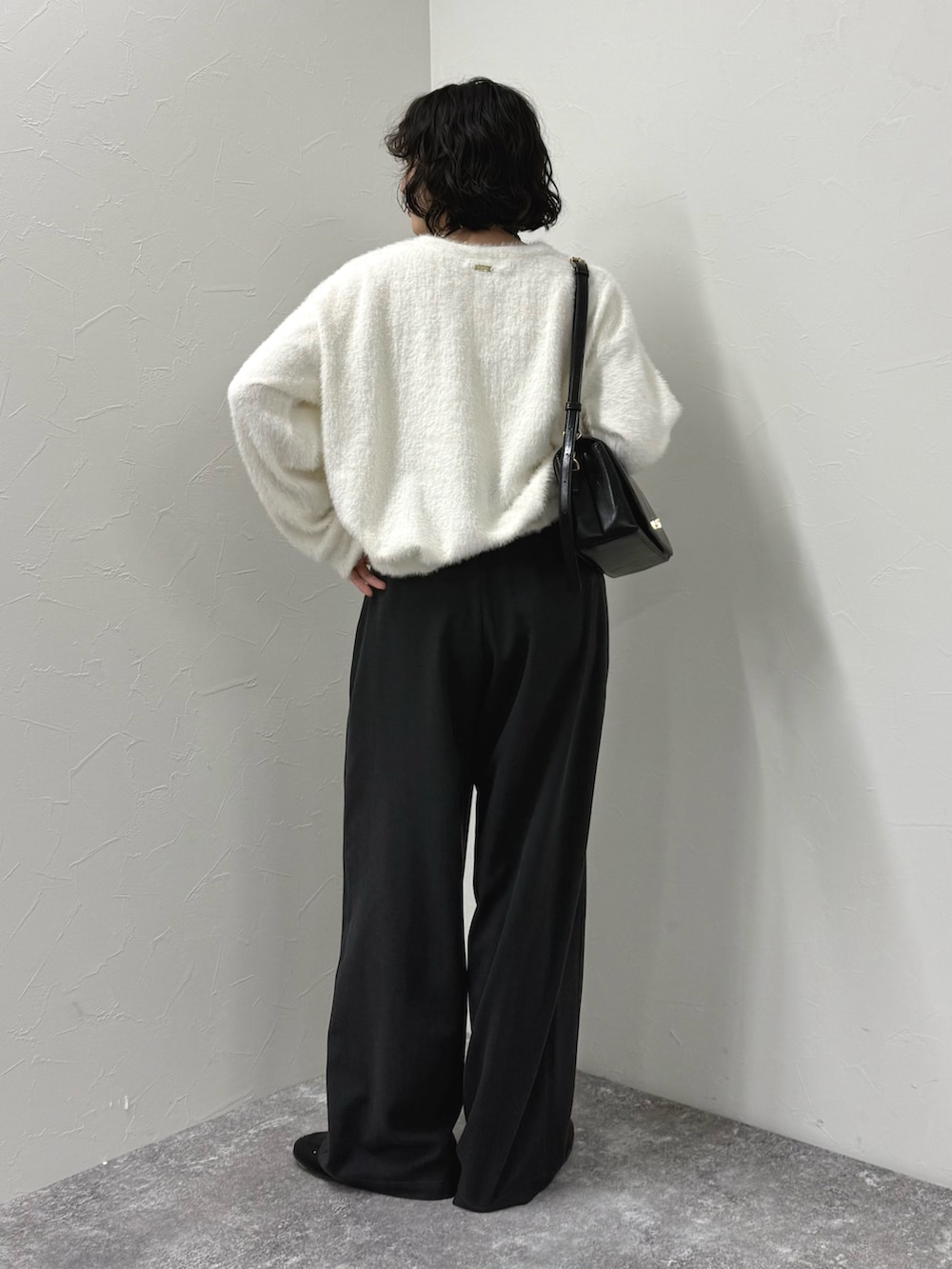 ホワイト系のTシャツ/カットソー、ブラック系のショルダーバッグ、グリーン系のネックレスを着用したレディースの秋コーディネートの3枚目の写真