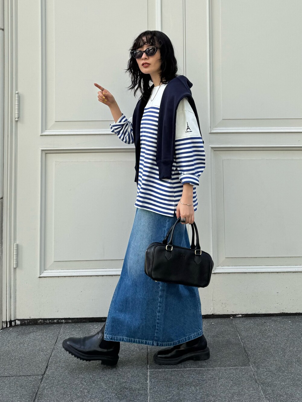 「春色、春めき満開コーデ、休日スタイル、ボーダー、デートコーデ、お出かけコーデ、大人カジュアル、おでかけコーデ、シンプルスタイル、デニムスカート、デニムコーデ、ワントーンコーデ、ブルーコーデ、低身長コーデ、FREDY&GLOSTER」｜「fredy emueのパネルボーダー刺繍プルオーバー（Tシャツ/カットソー、ブルー系）」を使った、スダサチカさん（骨格ナチュラル・レディース・155cm）の春コーディネートの4枚目の写真