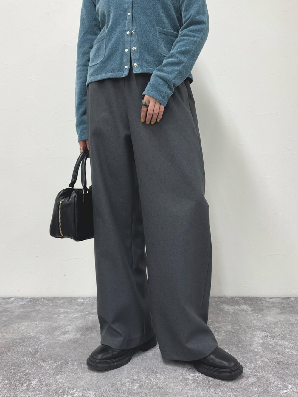 グレー系のTシャツ/カットソー、ブルー系のカーディガン/ボレロ、グレー系のその他パンツを着用したレディースの冬コーディネートの6枚目の写真