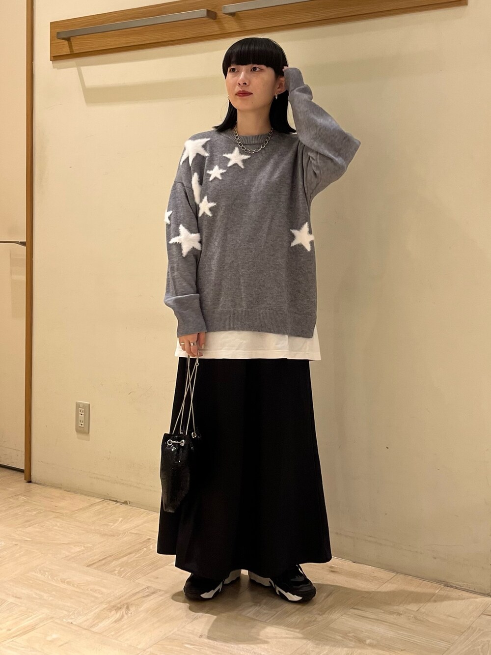 「モノトーン、お出かけコーデ、シンプルスタイル、スポーツミックス、低身長コーデ、ファッションを楽しもう、ニット、星柄、メタルバッグ、サテンスカート、FREDY&GLOSTER、フレディアンドグロスター、レイヤードスタイル、グレー、カジュアルコーデ」｜「fredy emueの星ジャガードニットプルオーバー（ニット/セーター、グレー系）」を使った、スダサチカさん（レディース・155cm）の秋コーディネートの2枚目の写真