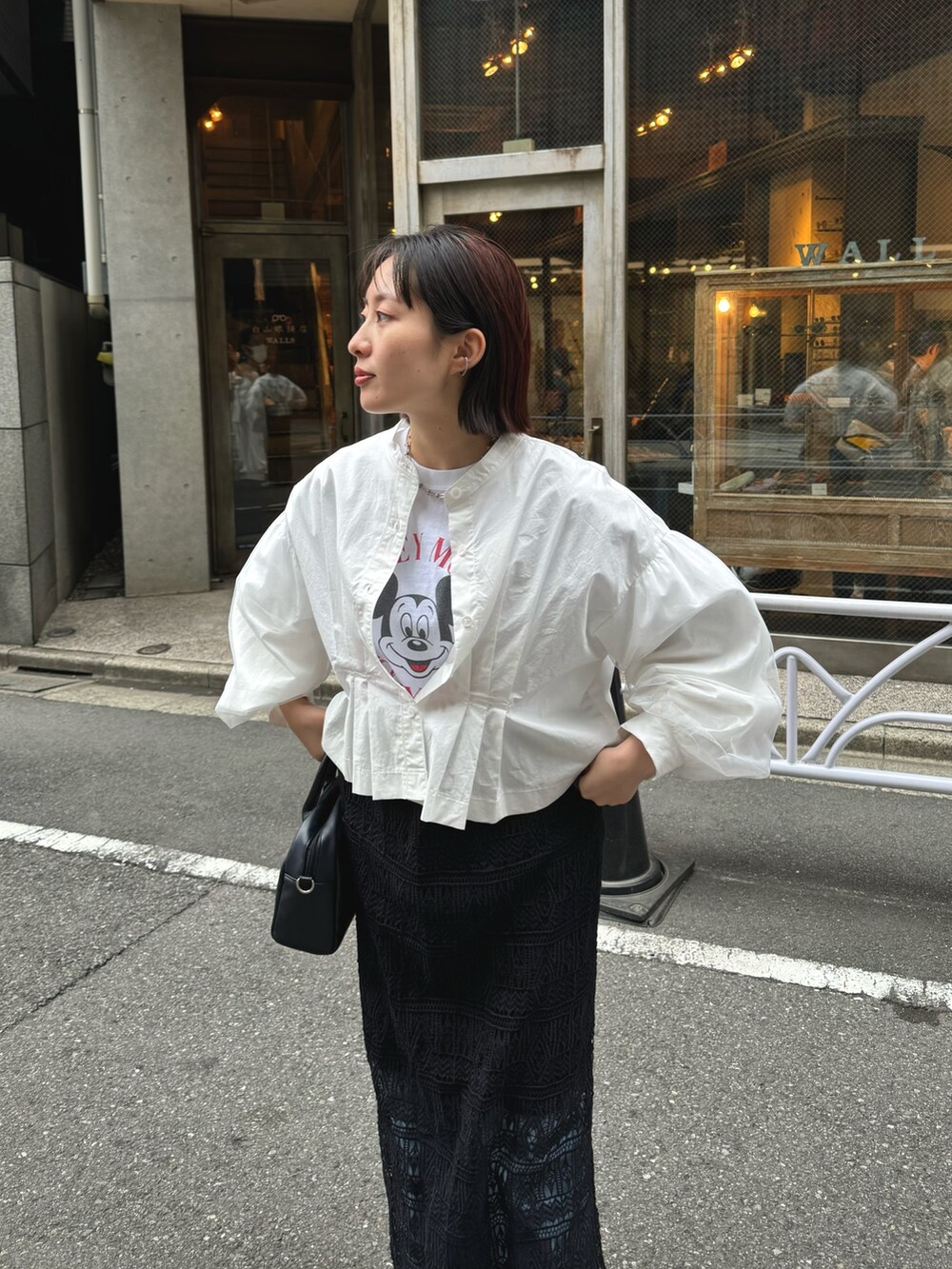 ホワイト系のTシャツ/カットソー、ホワイト系のシャツ/ブラウス、ブラック系のスカートを着用したレディースの春コーディネートの5枚目の写真