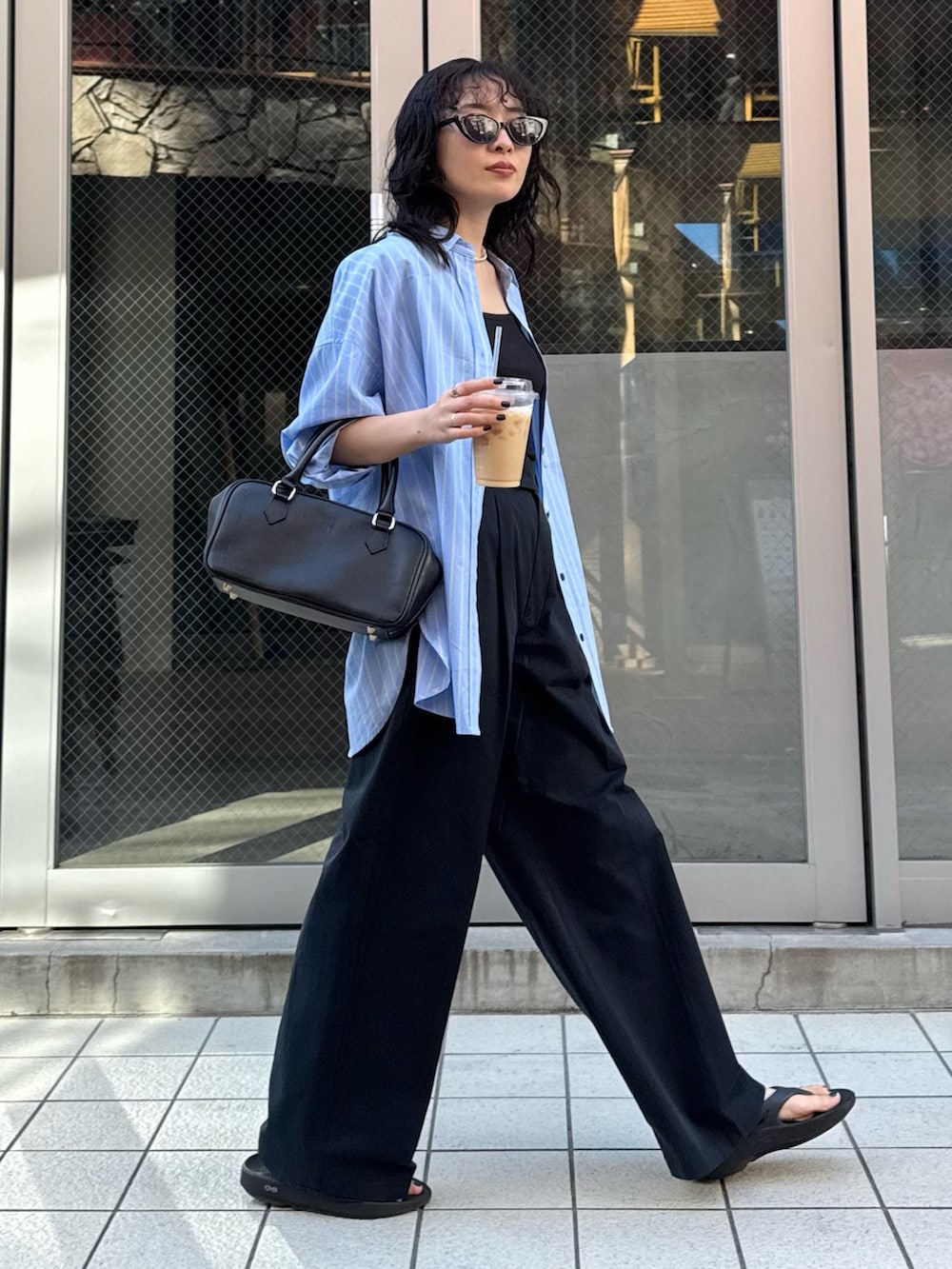 「大人カジュアル、お出かけコーデ、ストライプシャツ、春夏コーデ、シンプルコーデ、おでかけコーデ、春服コーデ、パンツスタイル、着回しコーデ、チノパン、春コーデ、シャツスタイル、ブルーシャツ、ワントーンコーデ、低身長コーデ」｜「fredy emueの刺繍入りオーバーシャツ（シャツ/ブラウス、ブルー系）」を使った、スダサチカさん（骨格ナチュラル・レディース・155cm）の春コーディネートの3枚目の写真