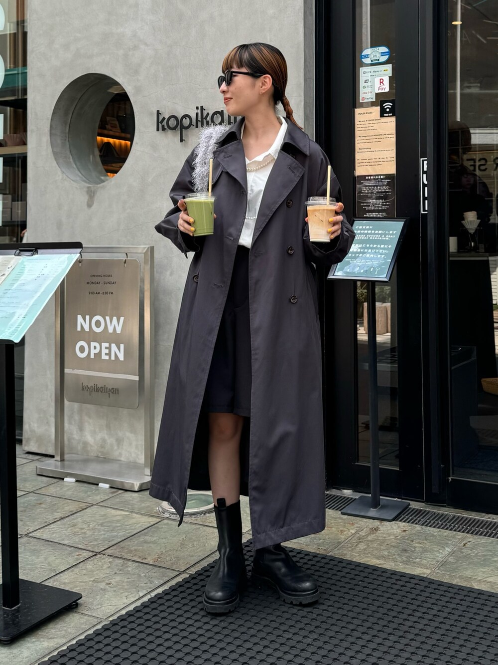 グレー系のトートバッグ、ブラック系のその他パンツ、ホワイト系のシャツ/ブラウスを着用したレディースの秋コーディネートの4枚目の写真