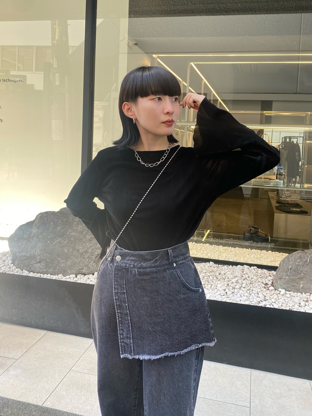 ブラック系のTシャツ/カットソー、ブラック系のデニムパンツを着用したレディースの秋コーディネートの3枚目の写真