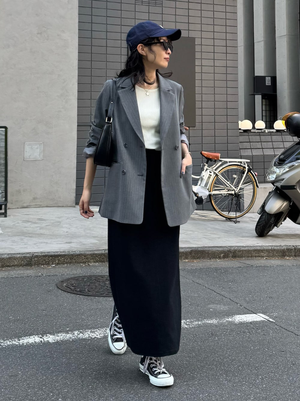 「大人カジュアル、最近のいい感じコーデ、モノトーン、春夏コーデ、キャップ、シンプルコーデ、きれいめカジュアル、休日スタイル、スニーカー、サングラス、春服、オトナカジュアル、ジャケットスタイル、低身長コーデ、タイトスカート」｜「fredy emueの【haru企画】ストライプダブルブレストジャケット（テーラードジャケット、グレー系）」を使った、スダサチカさん（骨格ナチュラル・レディース・155cm）の春コーディネートの2枚目の写真