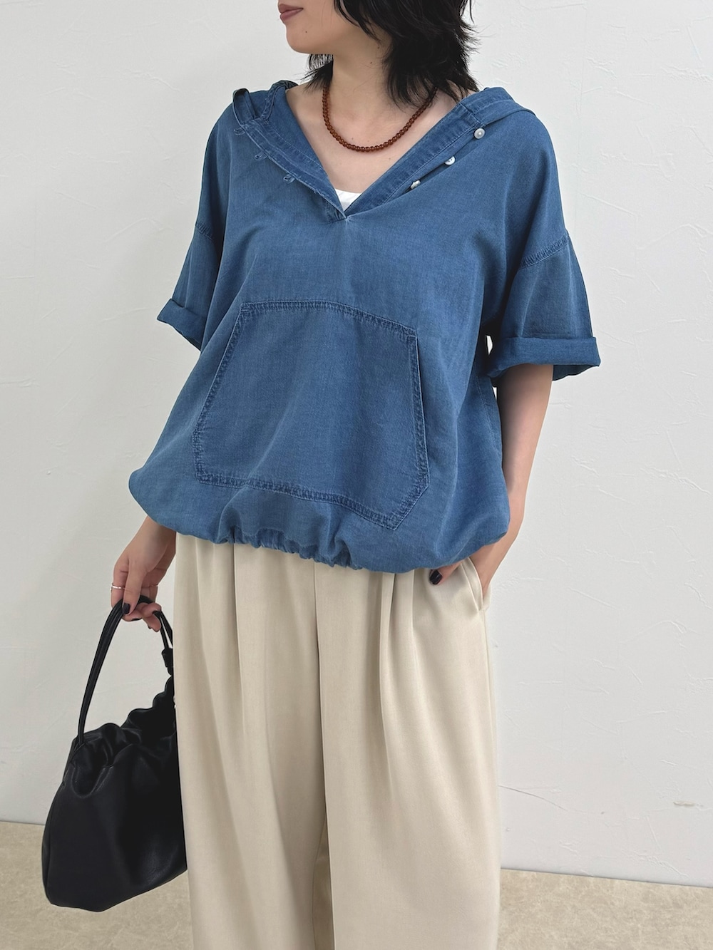 ブルー系のシャツ/ブラウス、ベージュ系のその他パンツ、ブラック系のサンダルを着用したレディースの夏コーディネートの4枚目の写真