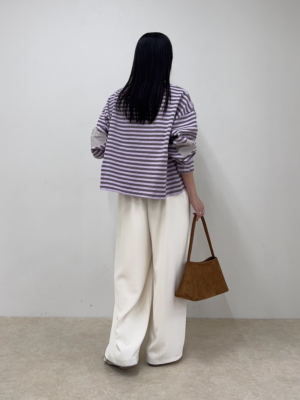 パープル系のTシャツ/カットソー、ホワイト系のその他パンツ、イエロー系のショルダーバッグを着用したレディースの冬コーディネートの4枚目の写真