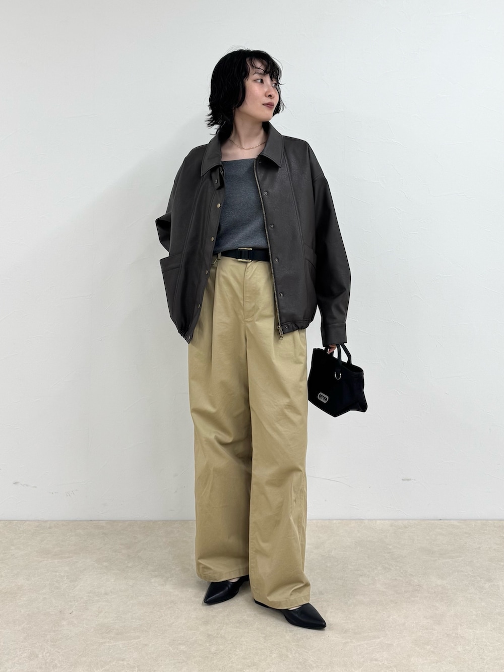 ブラウン系のブルゾン、グレー系のTシャツ/カットソー、ベージュ系のその他パンツを着用したレディースの夏コーディネートの2枚目の写真