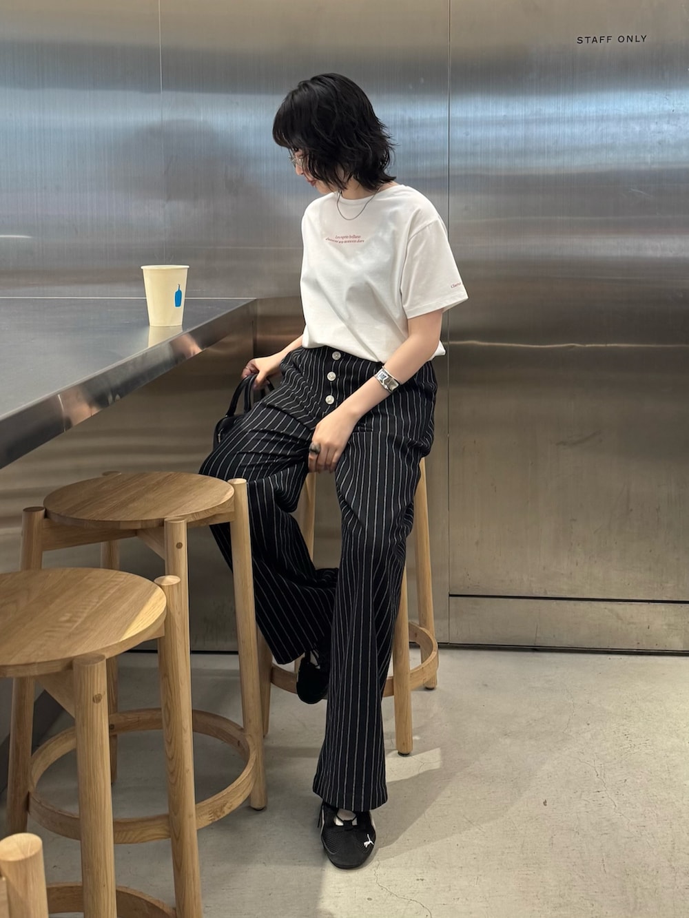 ホワイト系のTシャツ/カットソー、ブラック系のその他パンツを着用したレディースの夏コーディネートの2枚目の写真