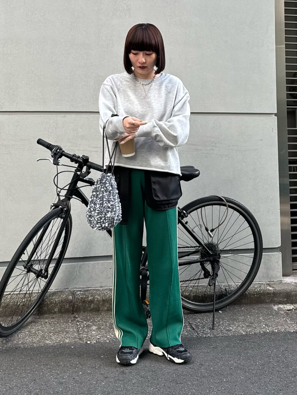 グレー系のスウェット、グレー系のショルダーバッグを着用したレディースの冬コーディネートの5枚目の写真