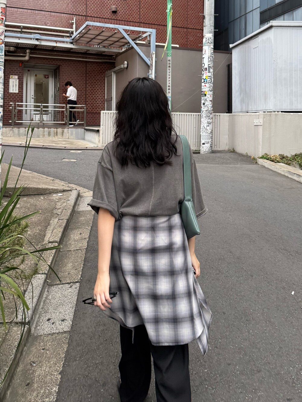 グレー系のTシャツ/カットソー、ブラック系のその他パンツ、グレー系のシャツ/ブラウスを着用したレディースの夏コーディネートの8枚目の写真