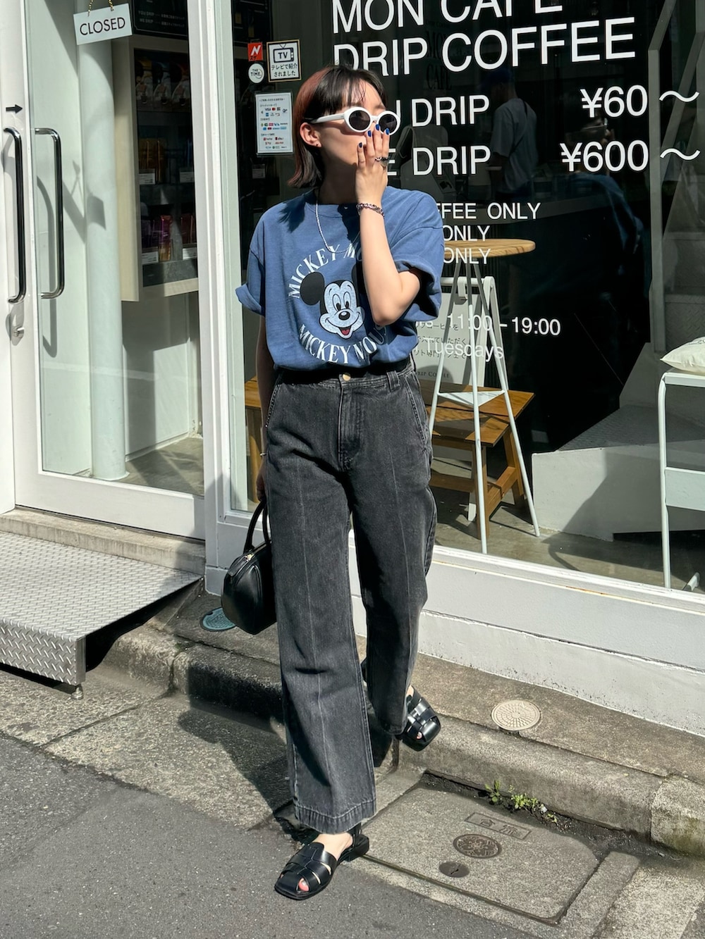 「デニム、メガネ女子、春夏コーデ、休日スタイル、シンプルコーデ、サングラス、低身長コーデ、グルカサンダル、パンツスタイル、Tシャツ、GOOD ROCK SPEED、ミッキー、ブラックデニム、FREDY&GLOSTER、オトナカジュアル」｜「GOOD ROCK SPEEDの【GOOD ROCK SPEED/グッドロックスピード】MICKEY Tシャツ（Tシャツ/カットソー、ブルー系）」を使った、スダサチカさん（レディース・155cm）の春コーディネートの2枚目の写真