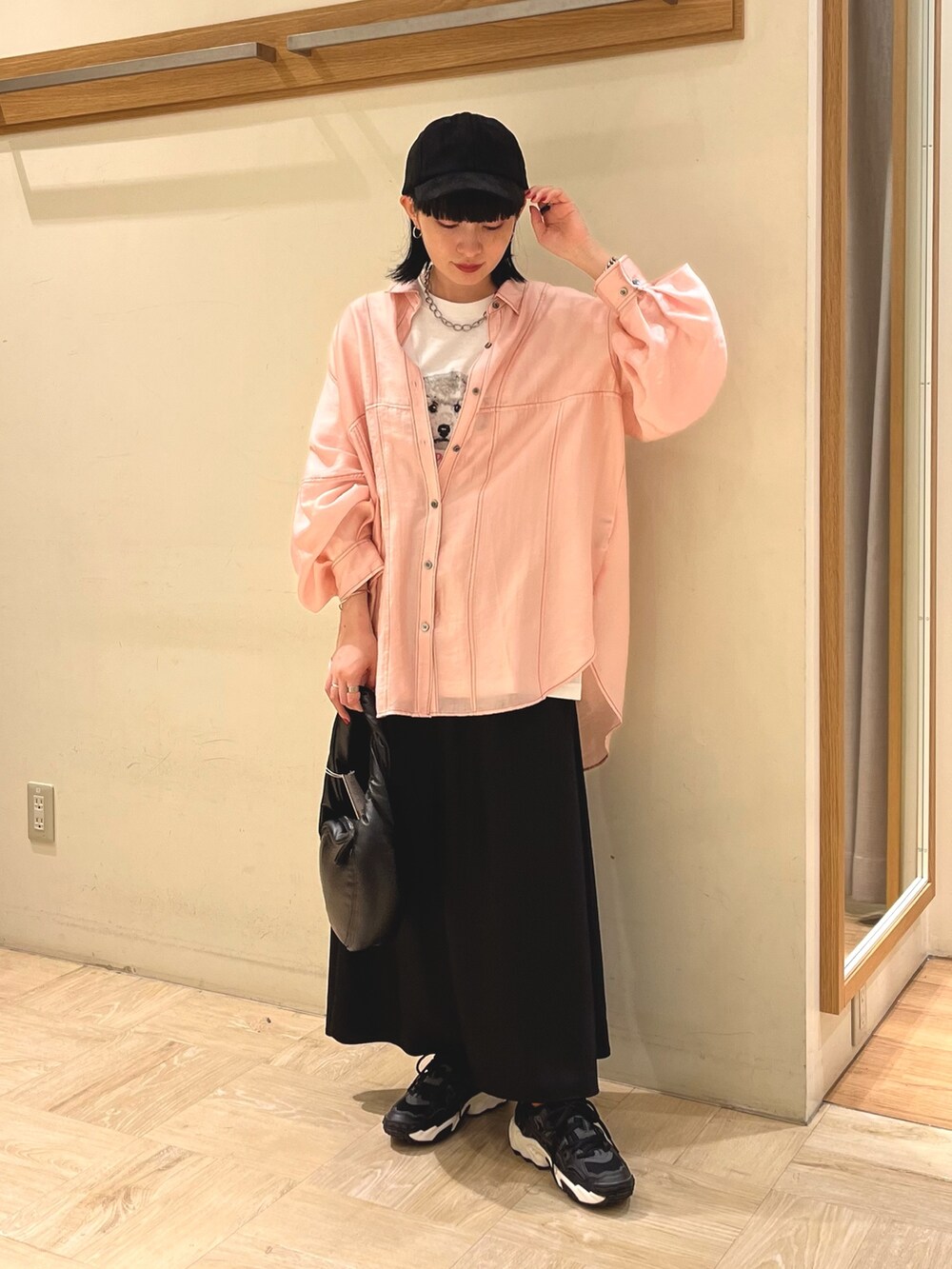 ホワイト系のTシャツ/カットソー、ピンク系のシャツ/ブラウス、ブラック系のスカートを着用したレディースの秋コーディネートの3枚目の写真