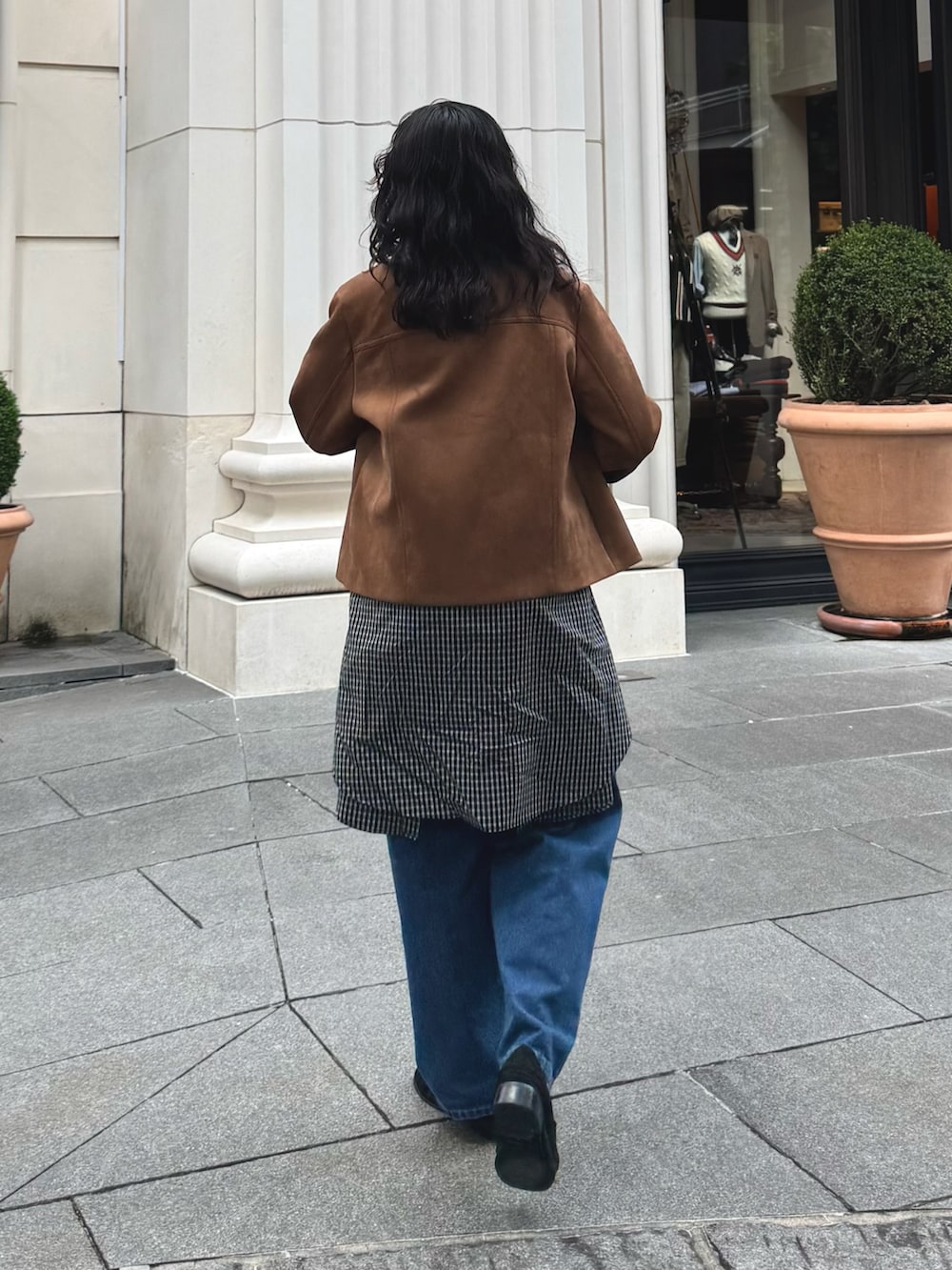 ブラウン系のダウンジャケット/コート、グレー系のスウェット、ブラック系のシャツ/ブラウスを着用したレディースの秋コーディネートの3枚目の写真