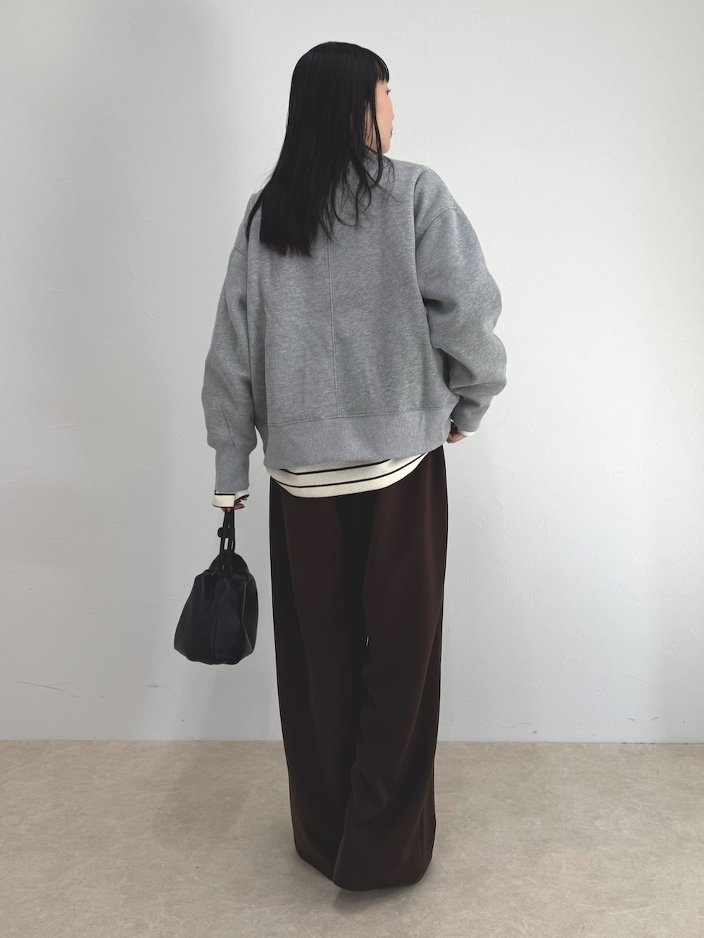 グレー系のスウェット、ブラウン系のその他パンツ、ホワイト系のTシャツ/カットソーを着用したレディースの冬コーディネートの3枚目の写真