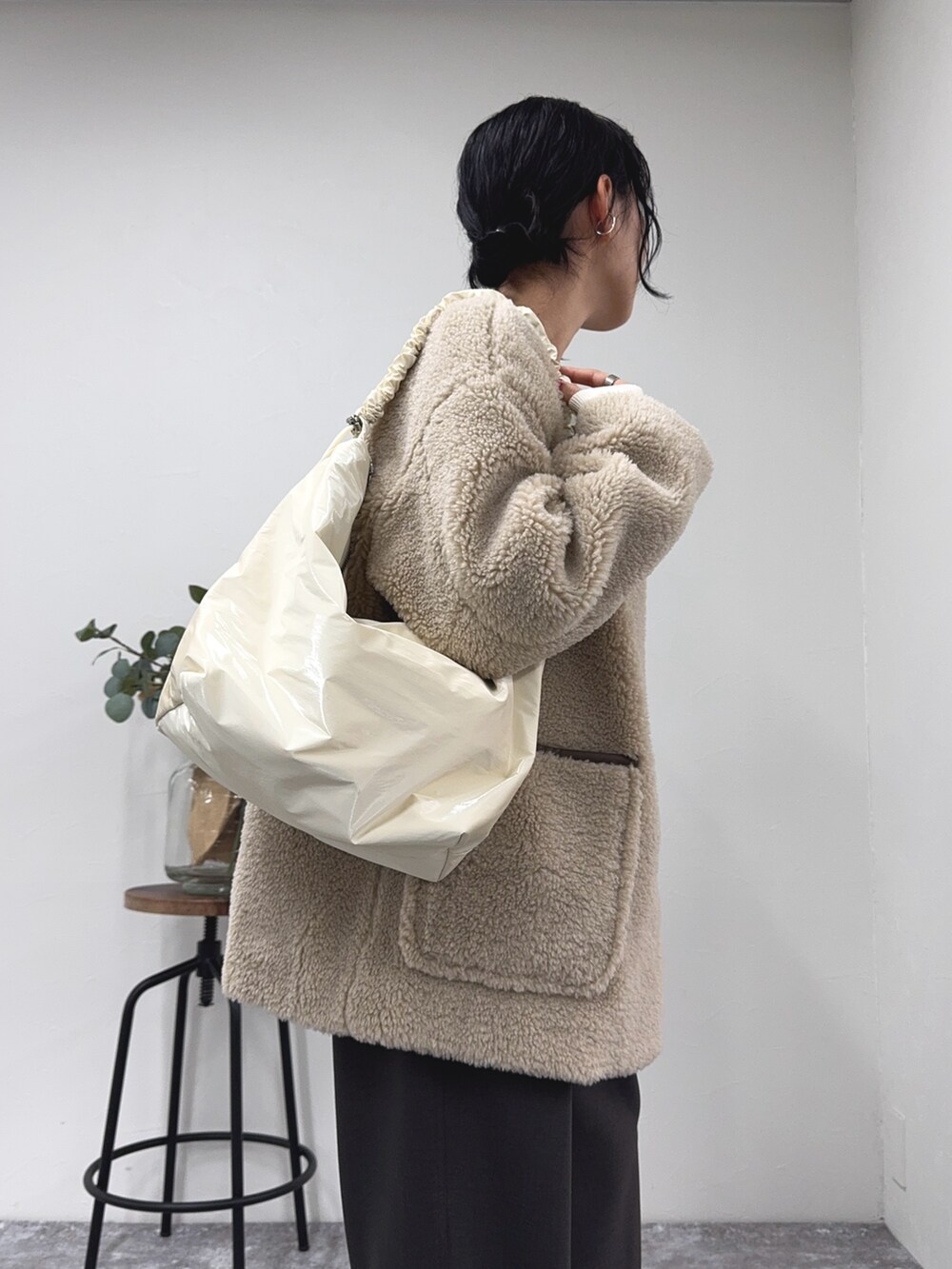 「冬コーデ、クリスマスに着たい服、ニット、休日スタイル、きれいめカジュアル、スラックス、ボア、ボアコート、ボアジャケット、ショルダーバッグ、ブーツ、シンプルコーデ、FREDY&GLOSTER、低身長コーデ、アウター」｜「fredy emueのボアミドル丈コート（ノーカラーコート、ベージュ系）」を使った、スダサチカさん（レディース・155cm）の冬コーディネートの7枚目の写真