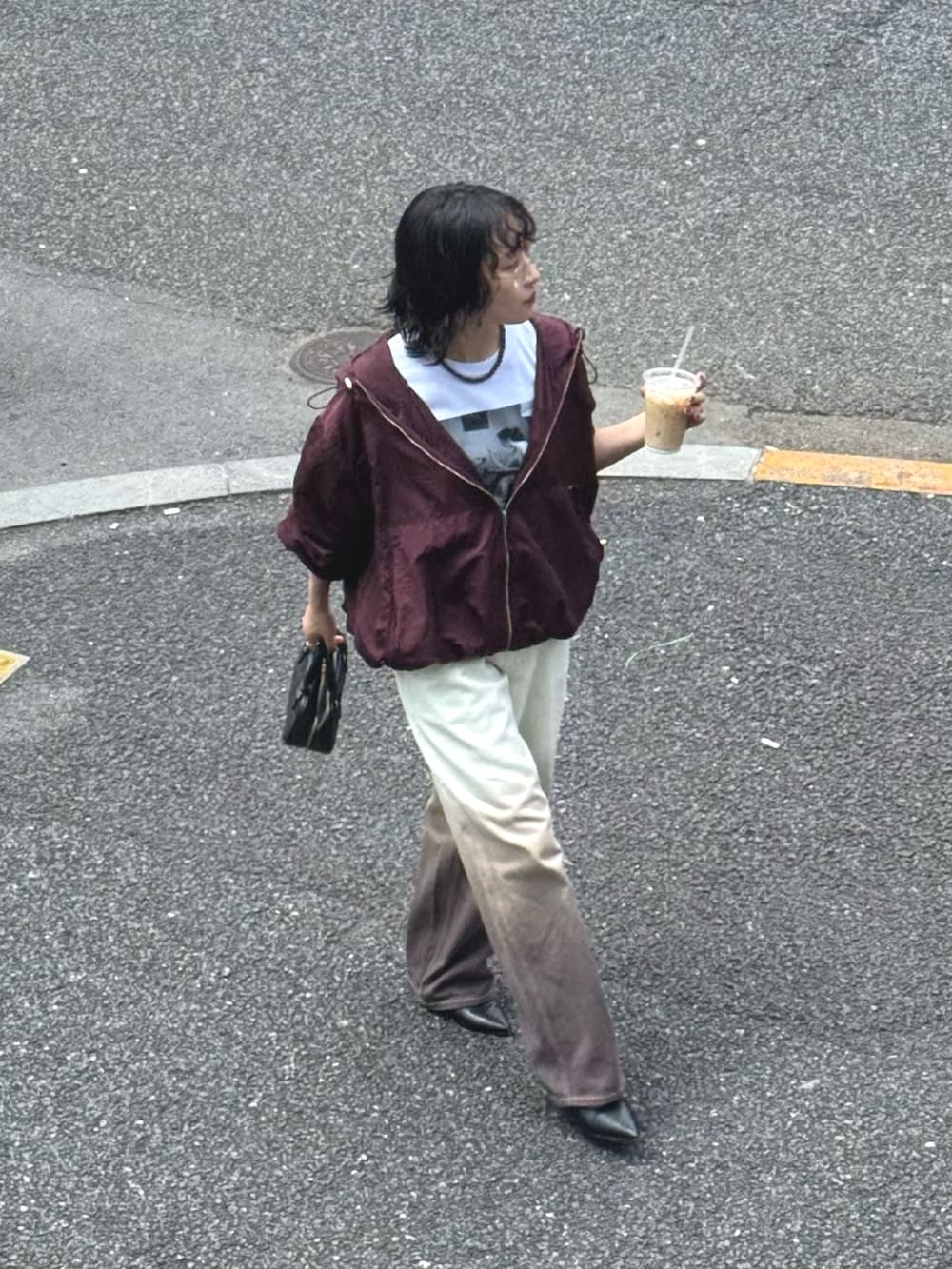 レッド系のブルゾン、ホワイト系のTシャツ/カットソー、ブラウン系のデニムパンツを着用したレディースの秋コーディネートの4枚目の写真