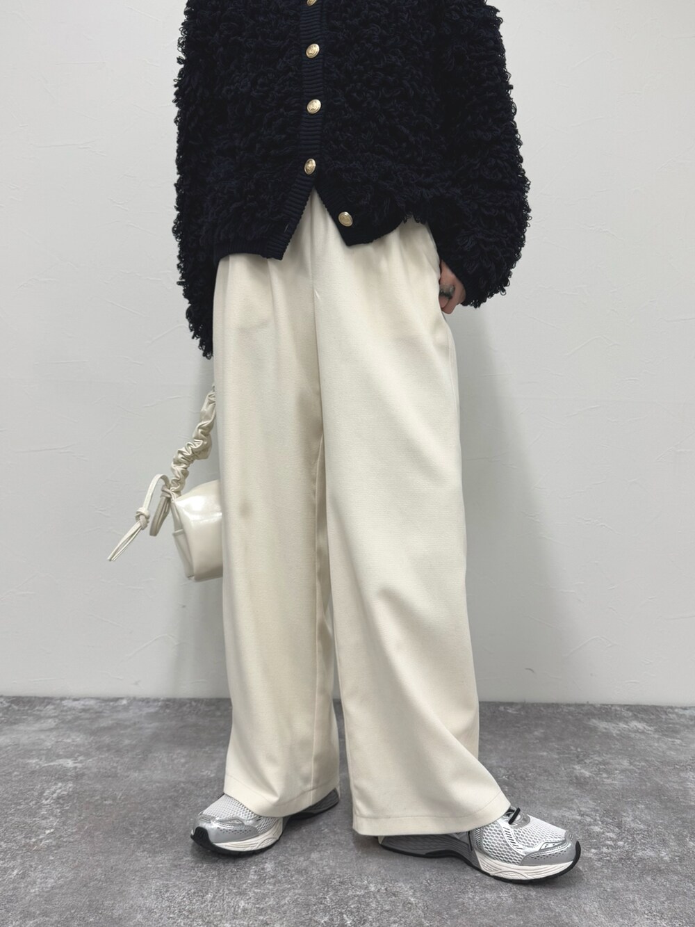 ブルー系のカーディガン/ボレロ、ホワイト系のその他パンツ、ホワイト系のハンドバッグを着用したレディースの冬コーディネートの7枚目の写真