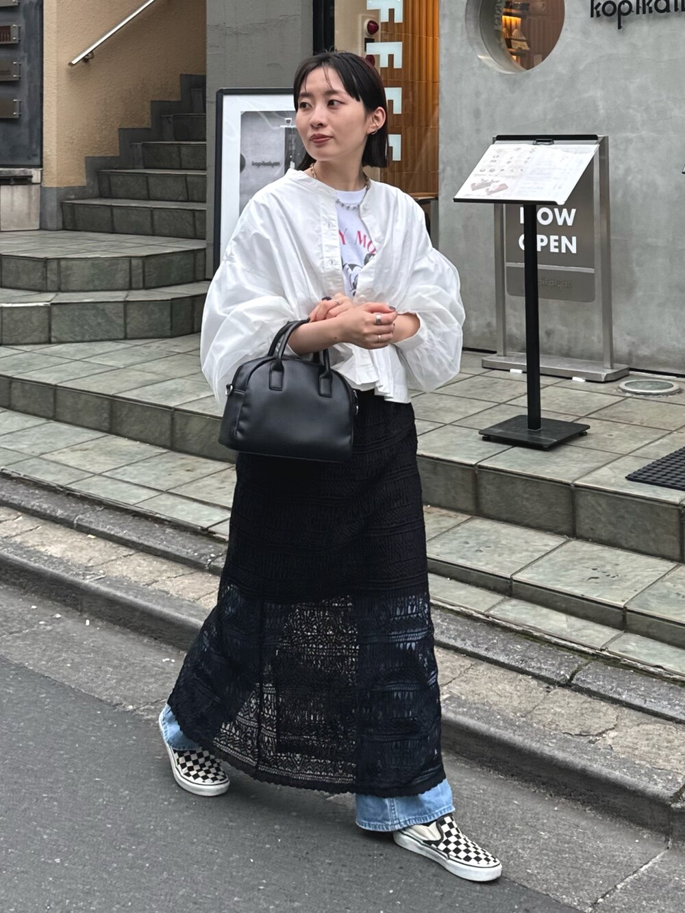 ホワイト系のTシャツ/カットソー、ホワイト系のシャツ/ブラウス、ブラック系のスカートを着用したレディースの春コーディネートの3枚目の写真