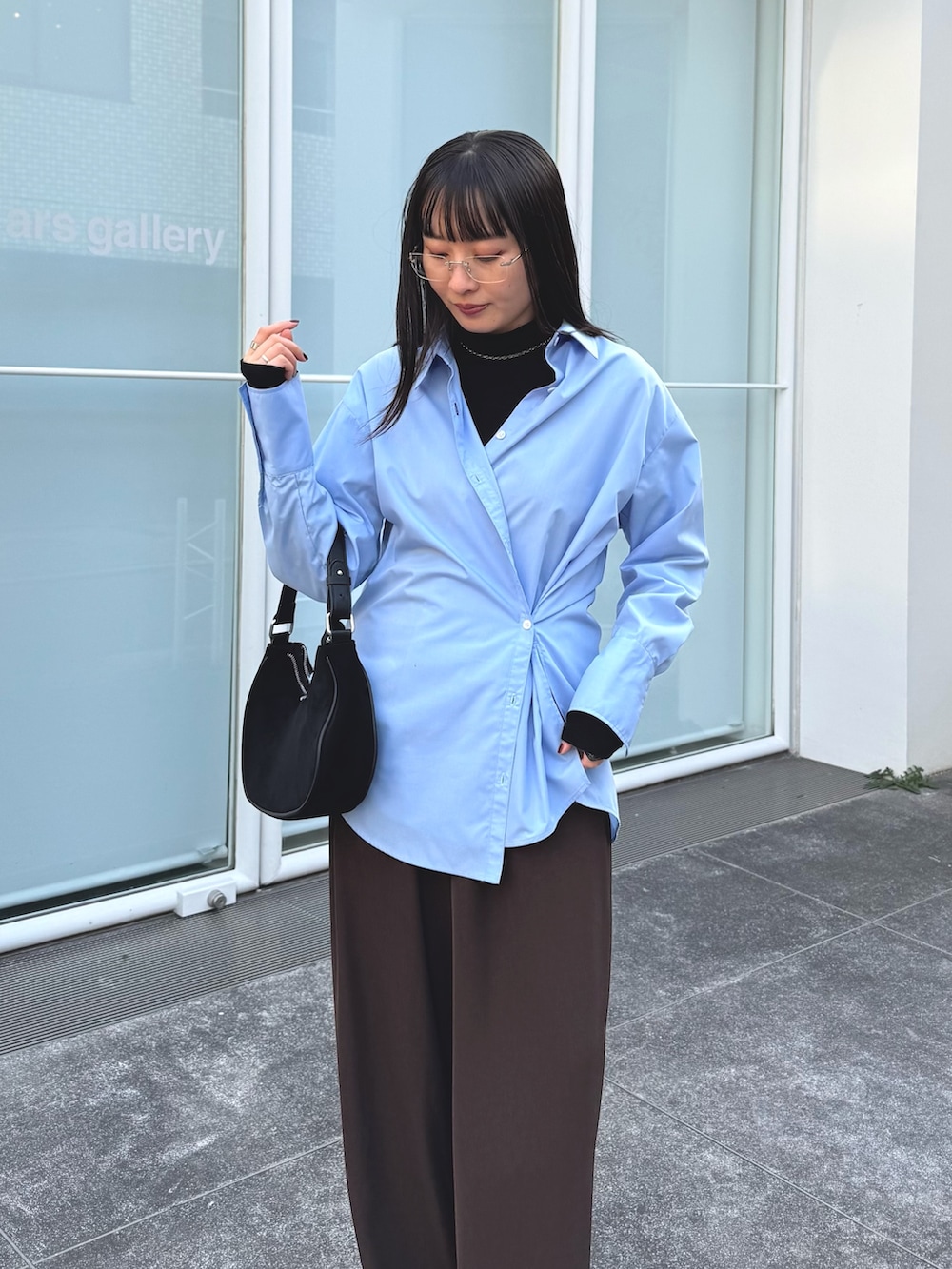 ブルー系のシャツ/ブラウス、ブラック系のその他トップス、ブラウン系のその他パンツを着用したレディースの冬コーディネートの3枚目の写真