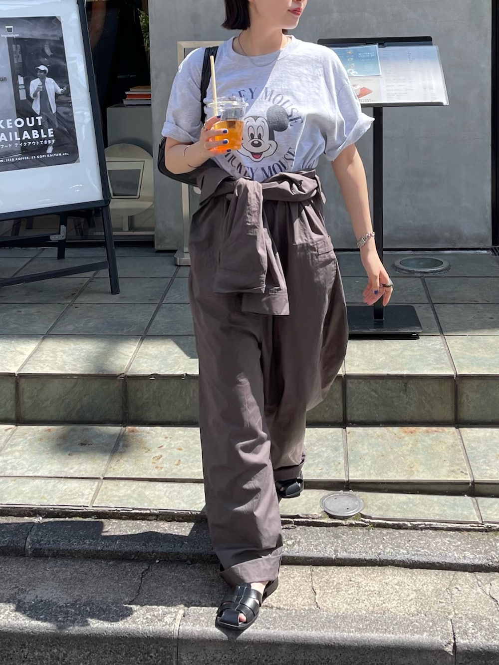 「ロゴT、休日スタイル、シンプルコーデ、サングラス、低身長コーデ、グルカサンダル、おでかけコーデ、つなぎ、オールインワン、ボストンバッグ、カジュアルコーデ、夏コーデ、Tシャツ、FREDY&GLOSTER、大人カジュアル」｜「GOOD ROCK SPEEDの【GOOD ROCK SPEED/グッドロックスピード】MICKEY Tシャツ（Tシャツ/カットソー、グレー系）」を使った、スダサチカさん（レディース・155cm）の春コーディネートの4枚目の写真