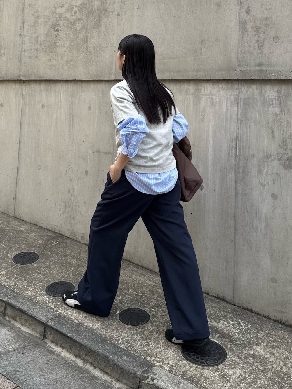 グレー系のTシャツ/カットソー、ブルー系のシャツ/ブラウス、ブルー系のその他パンツを着用したレディースの春コーディネートの2枚目の写真