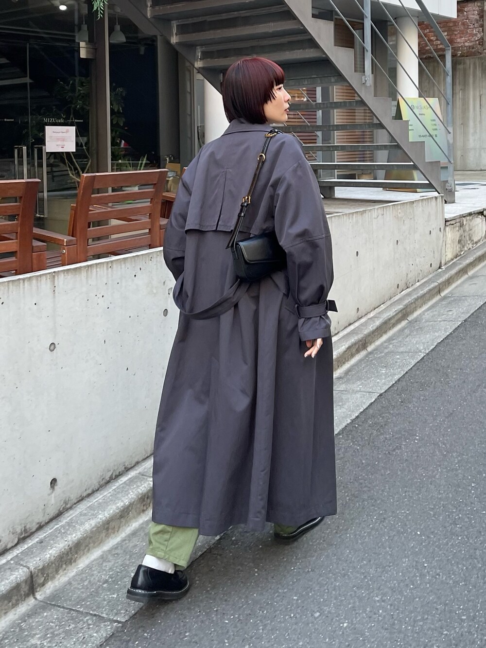 「ローファー、ストリート、チェック、休日スタイル、春アウター、カラーパンツ、春先取り、トレンチコート、シャツスタイル、バンドT、FREDY&GLOSTER、低身長コーデ、ベイカーパンツ、レイヤードスタイル、春コーデ」｜「GOOD ROCK SPEEDの【GOOD ROCK SPEED/グッドロックスピード】MICHAEL JACKSON Tシャツ（Tシャツ/カットソー、グレー系）」を使った、スダサチカさん（レディース・155cm）の冬コーディネートの5枚目の写真